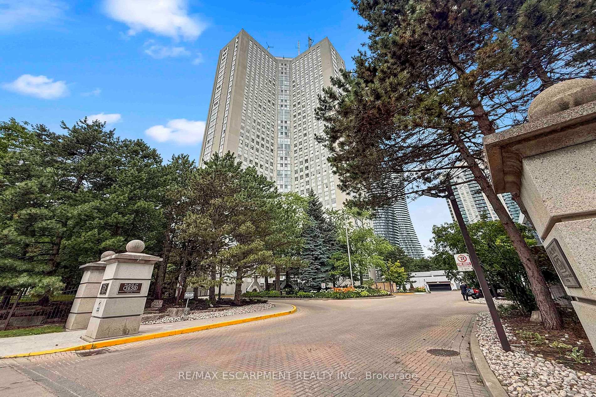 3650 Kaneff Crescent 2804