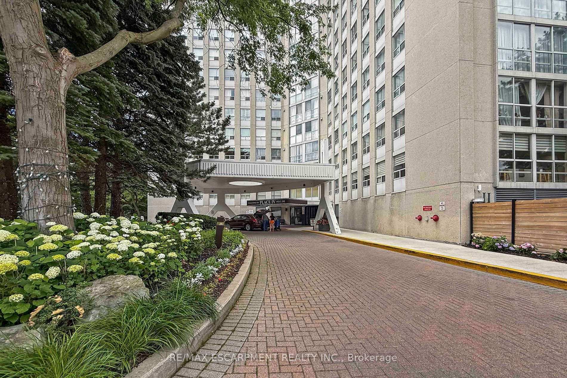 3650 Kaneff Crescent 2804