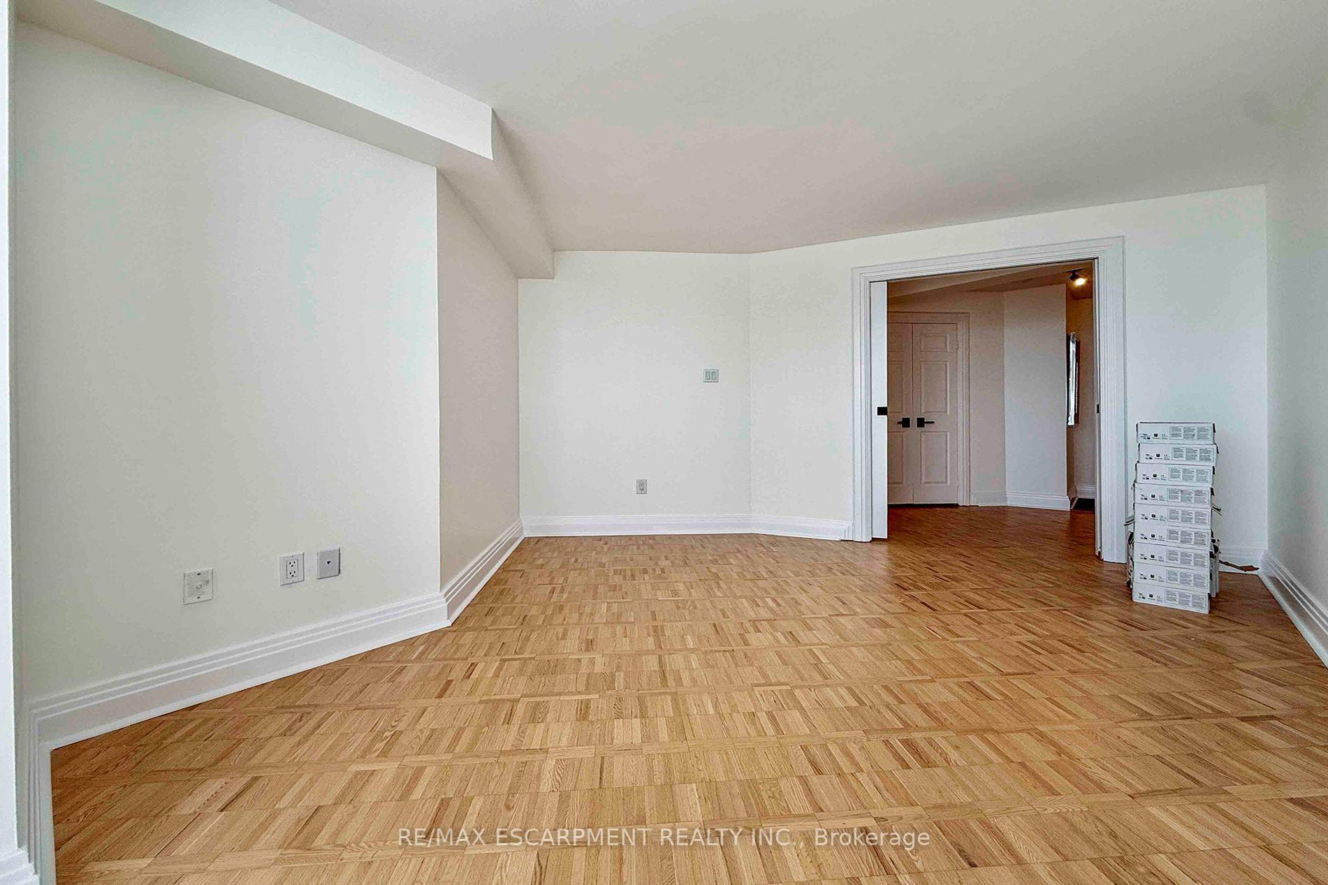 3650 Kaneff Crescent 2804
