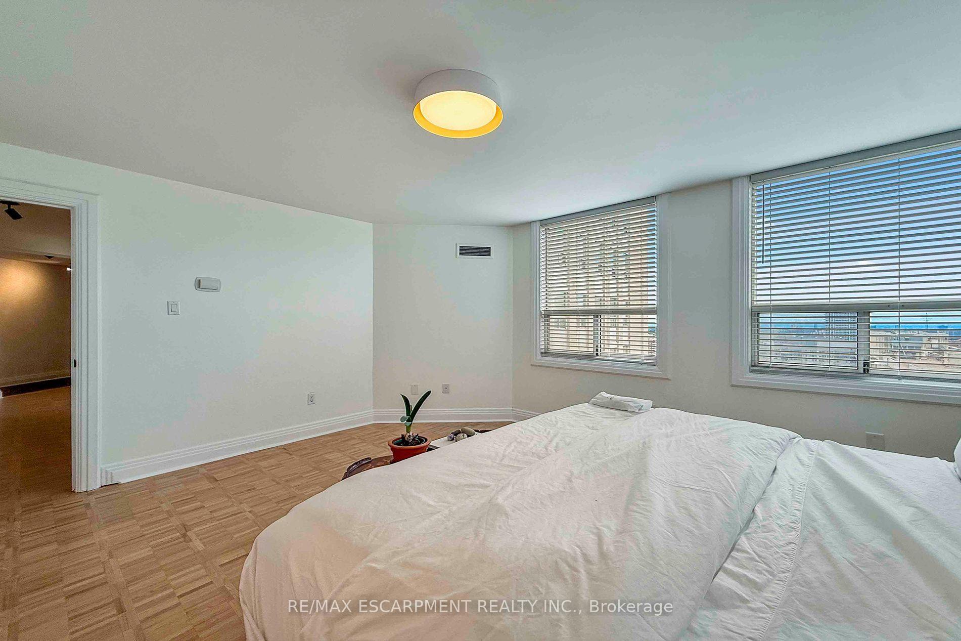 3650 Kaneff Crescent 2804