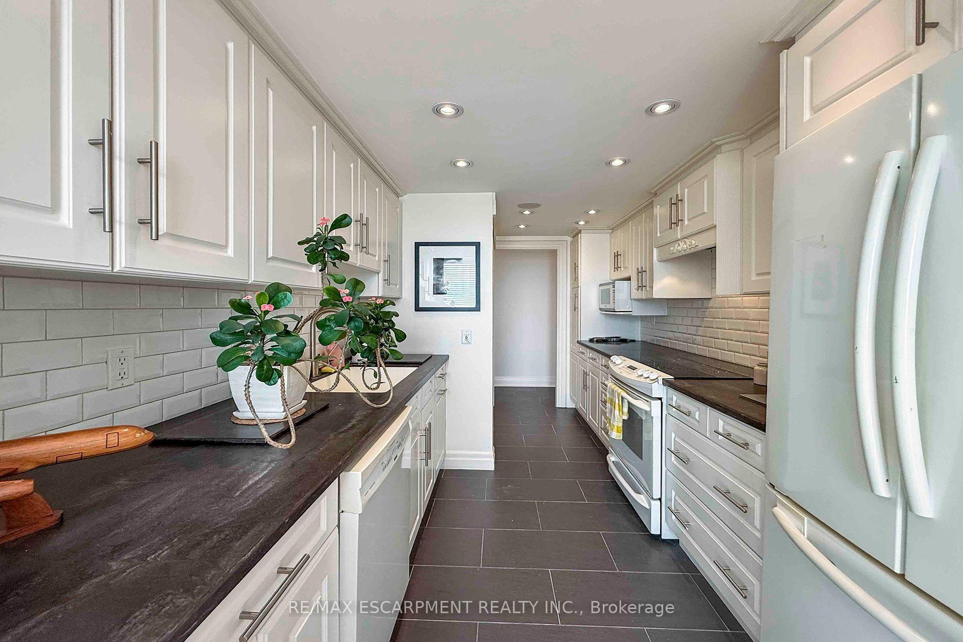 3650 Kaneff Crescent 2804