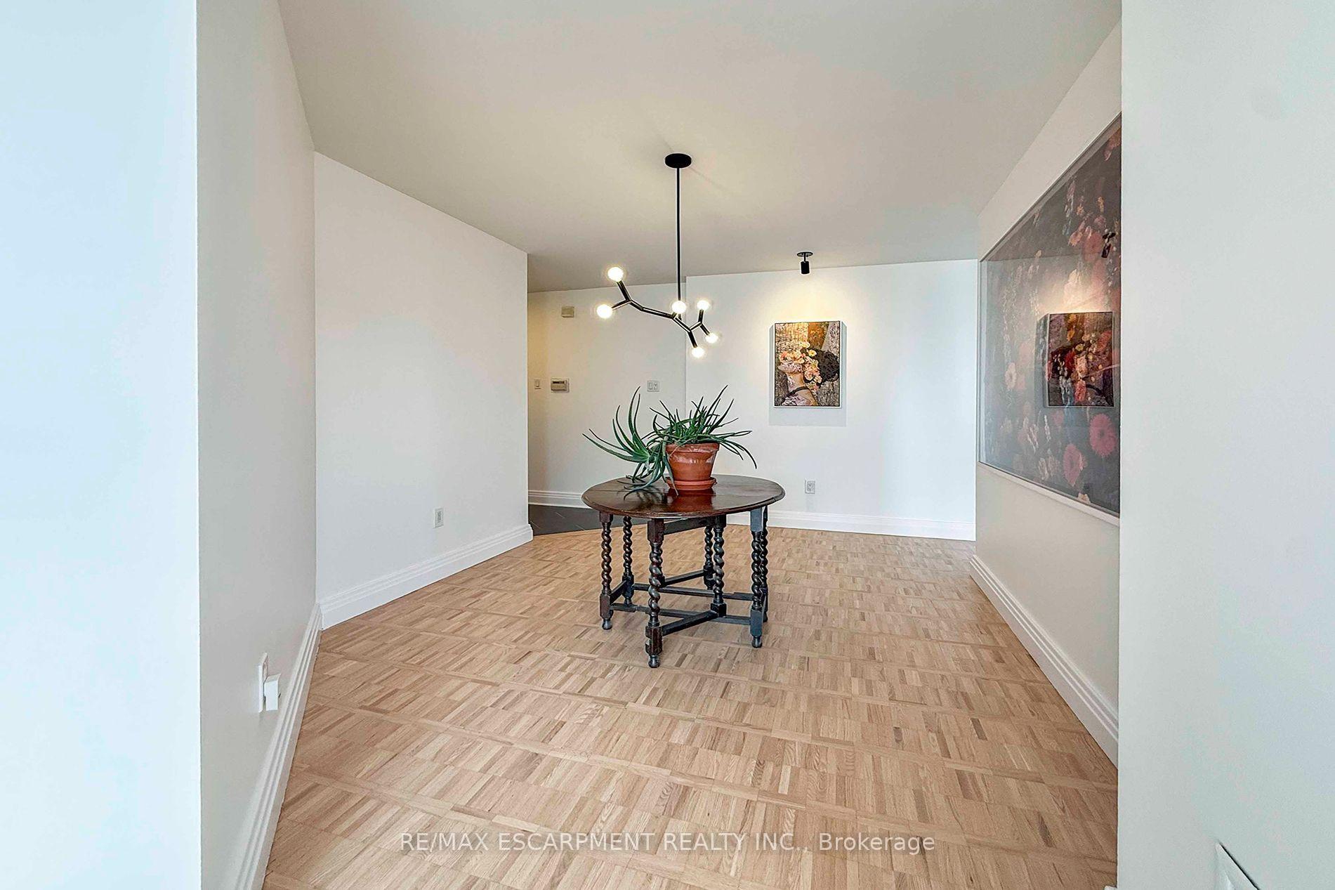 3650 Kaneff Crescent 2804