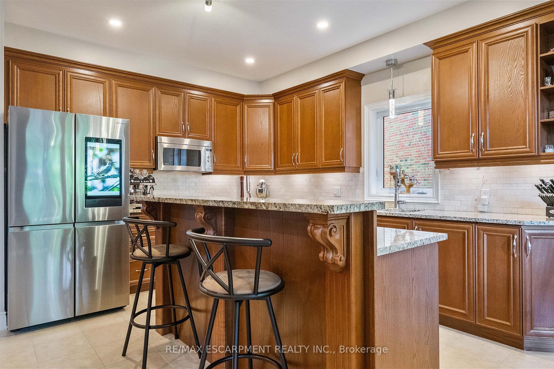 85 PARK Street W