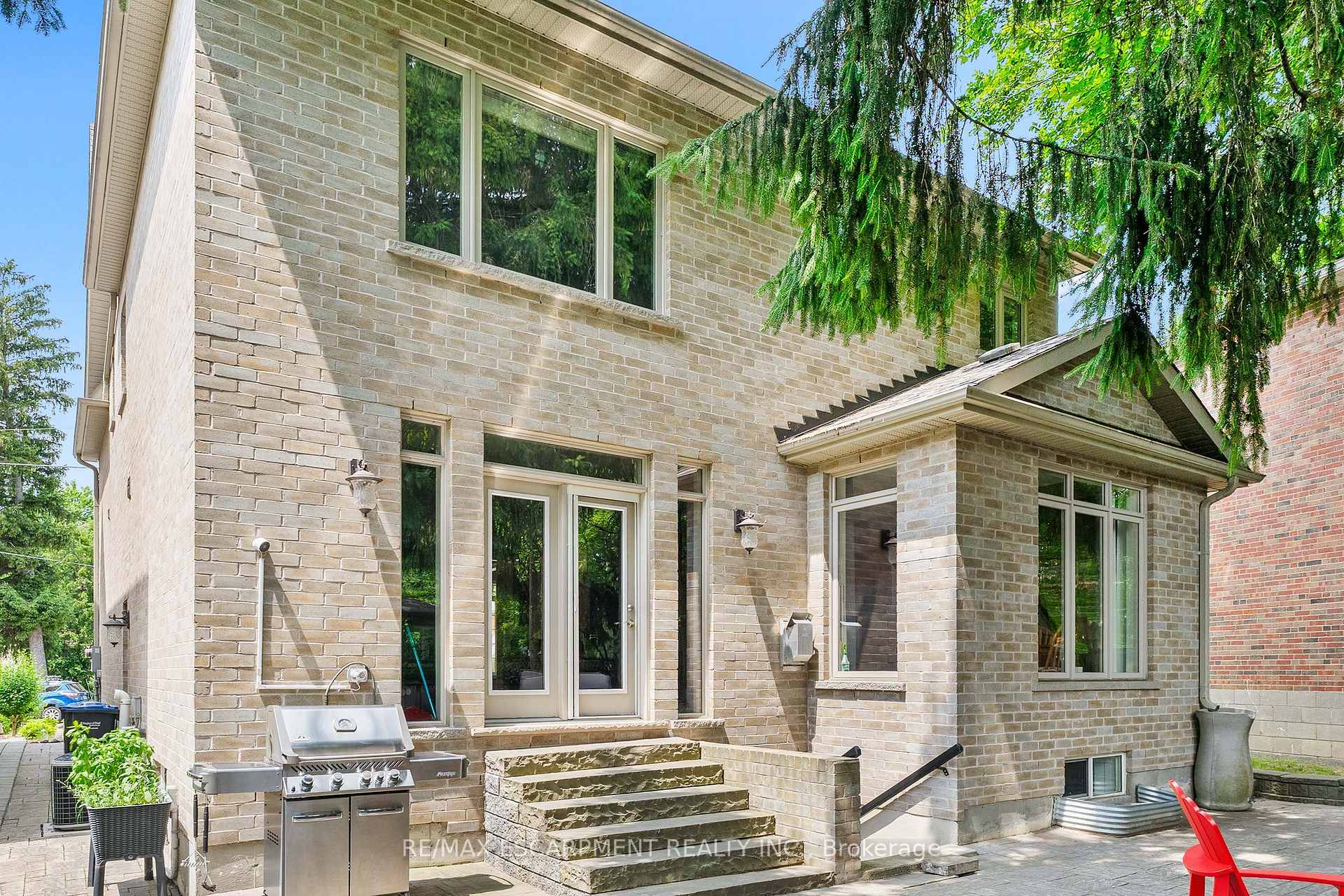 85 PARK Street W