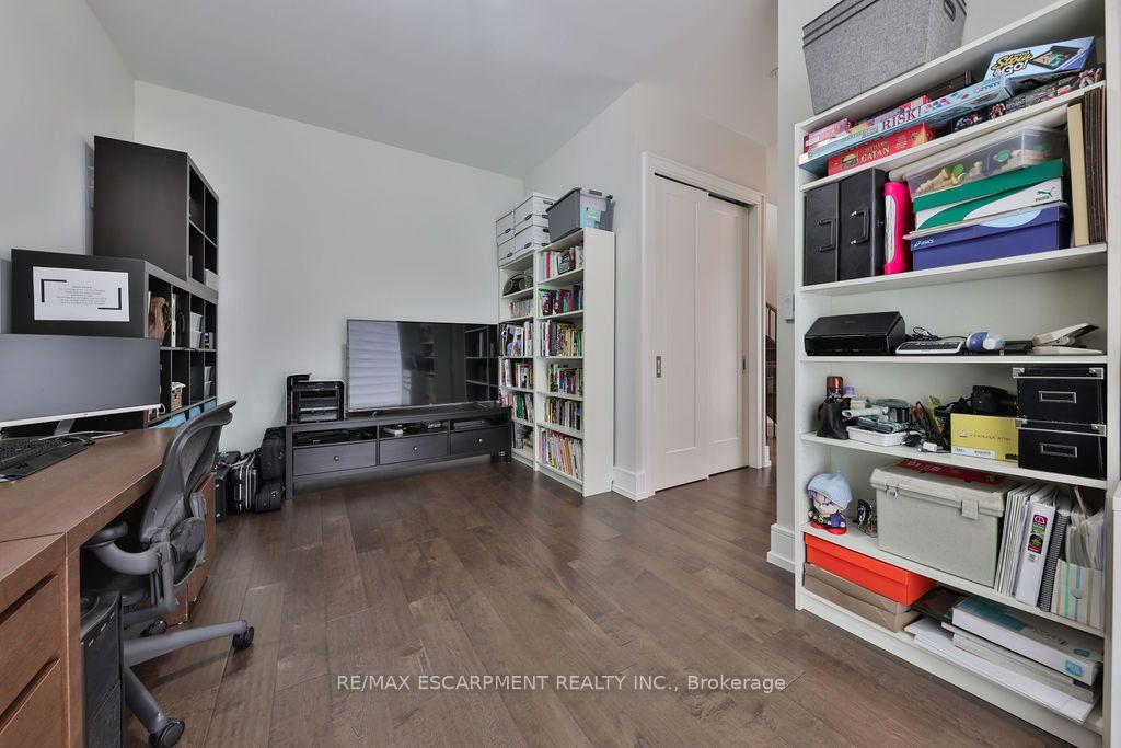 10 Maple Grove Drive 16