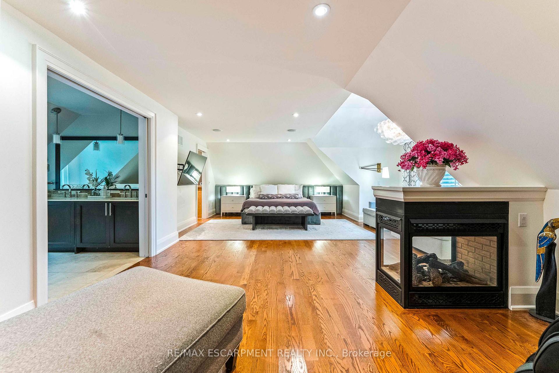 2209 Pineneedle Row