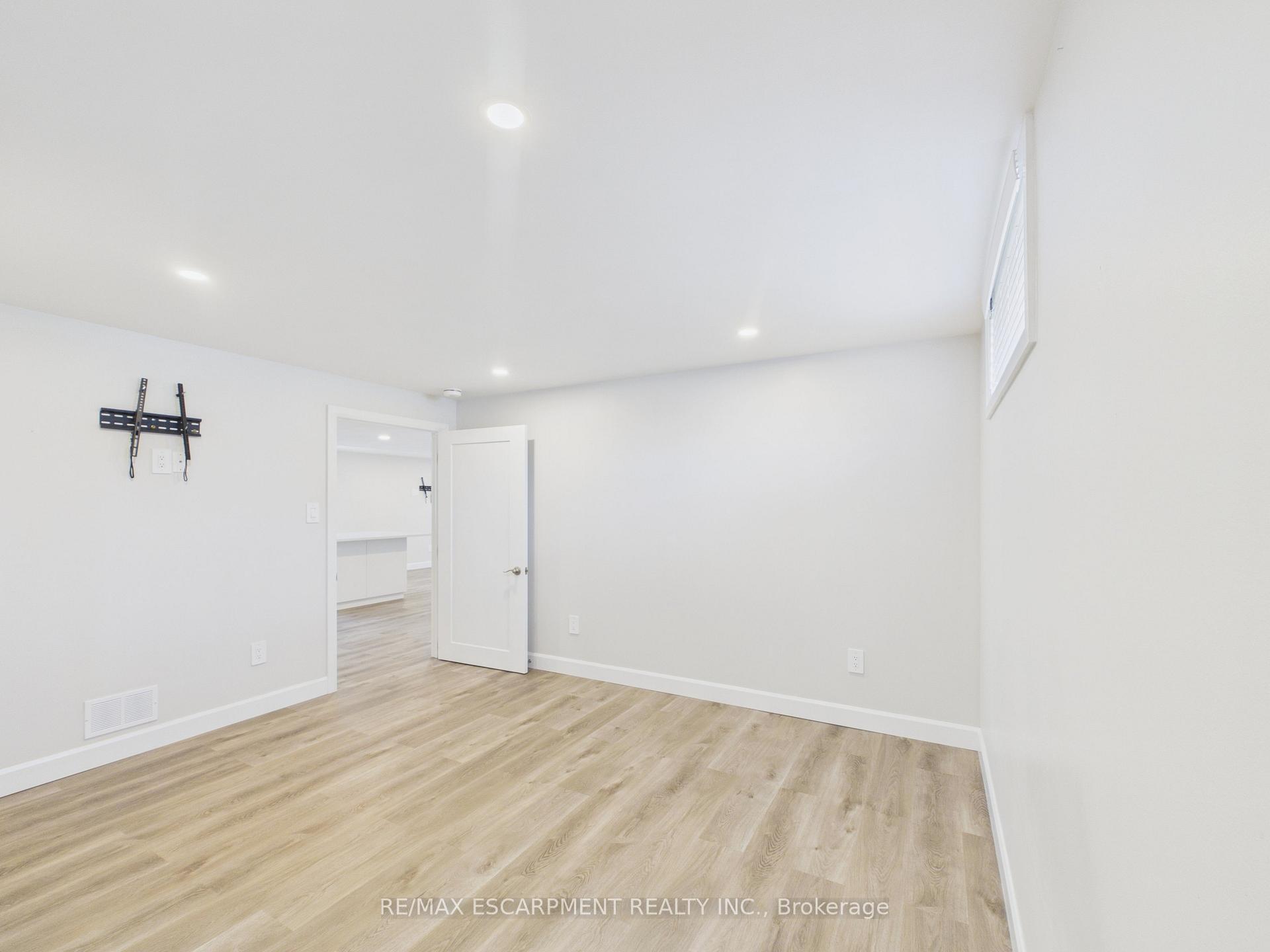 10 Thain Street W