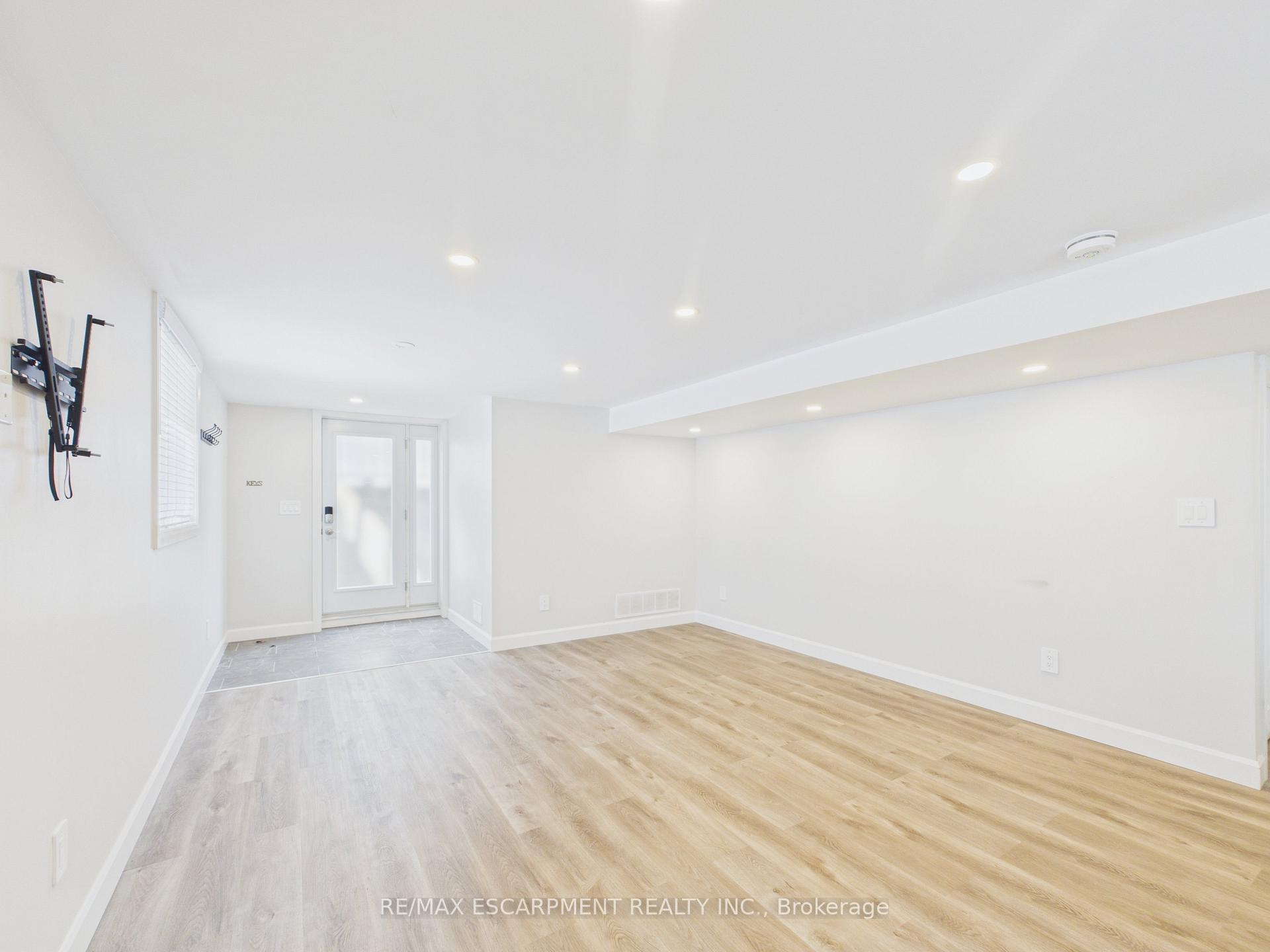 10 Thain Street W