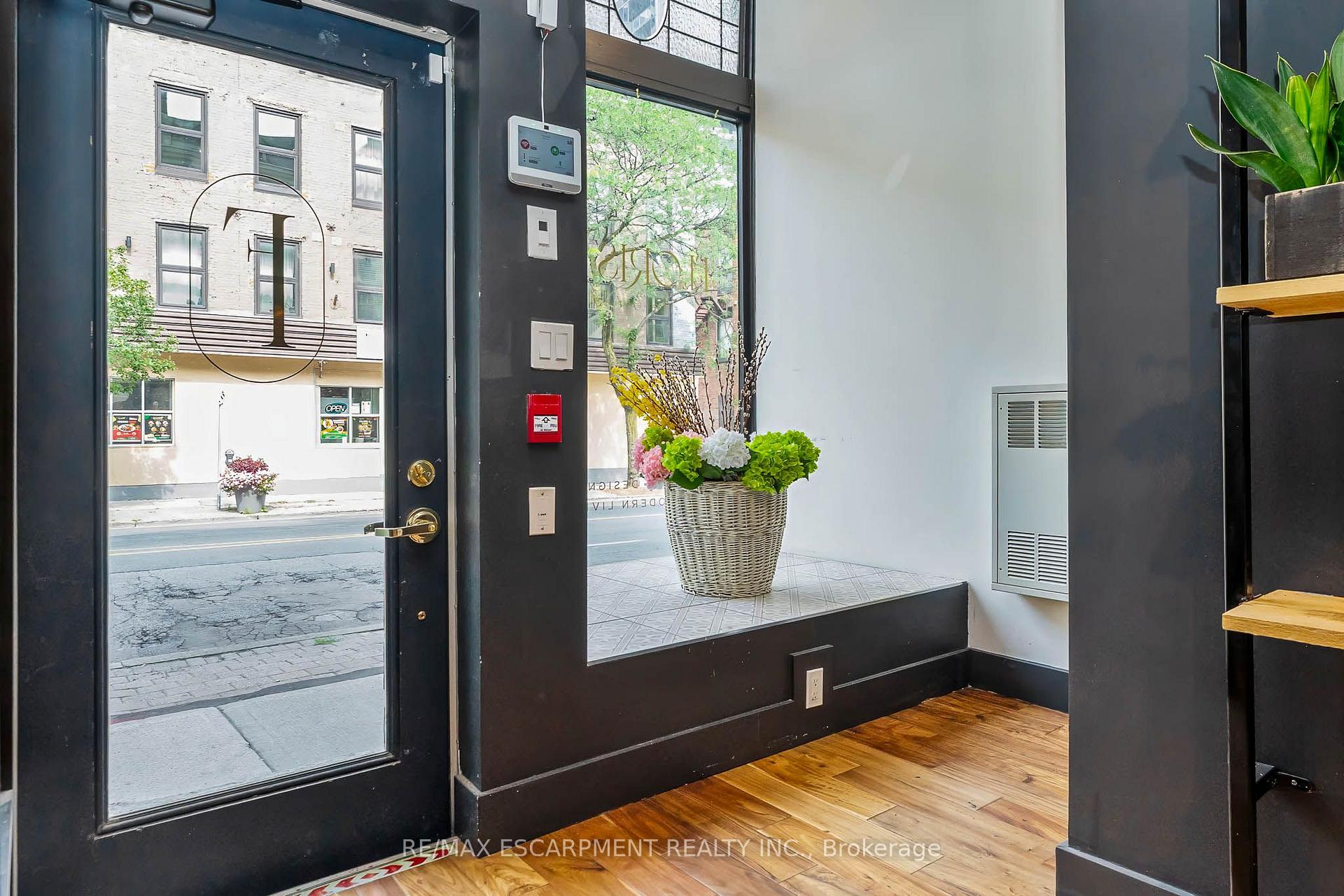 6 JOHN Street N