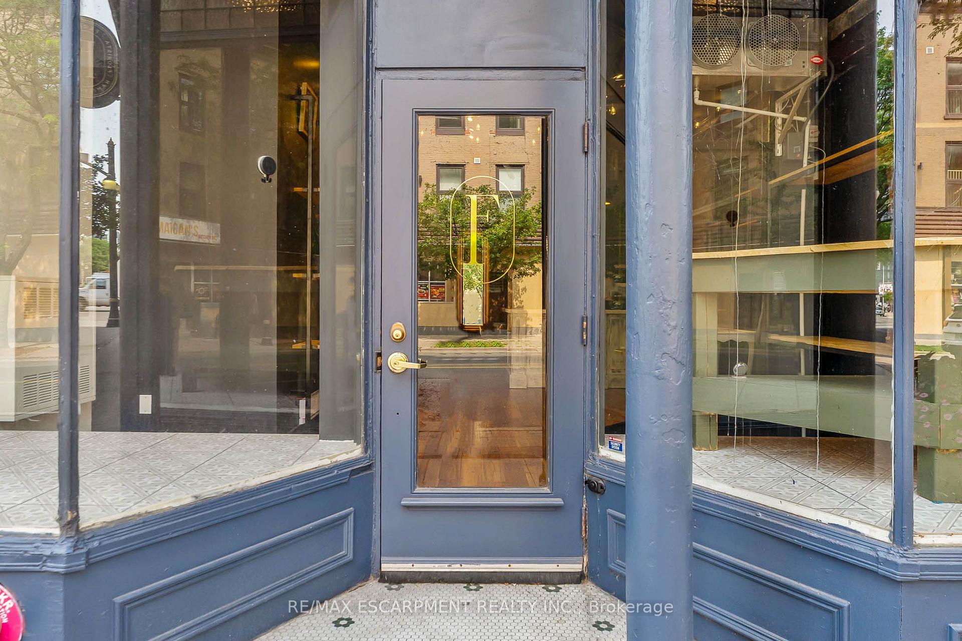 6 JOHN Street N