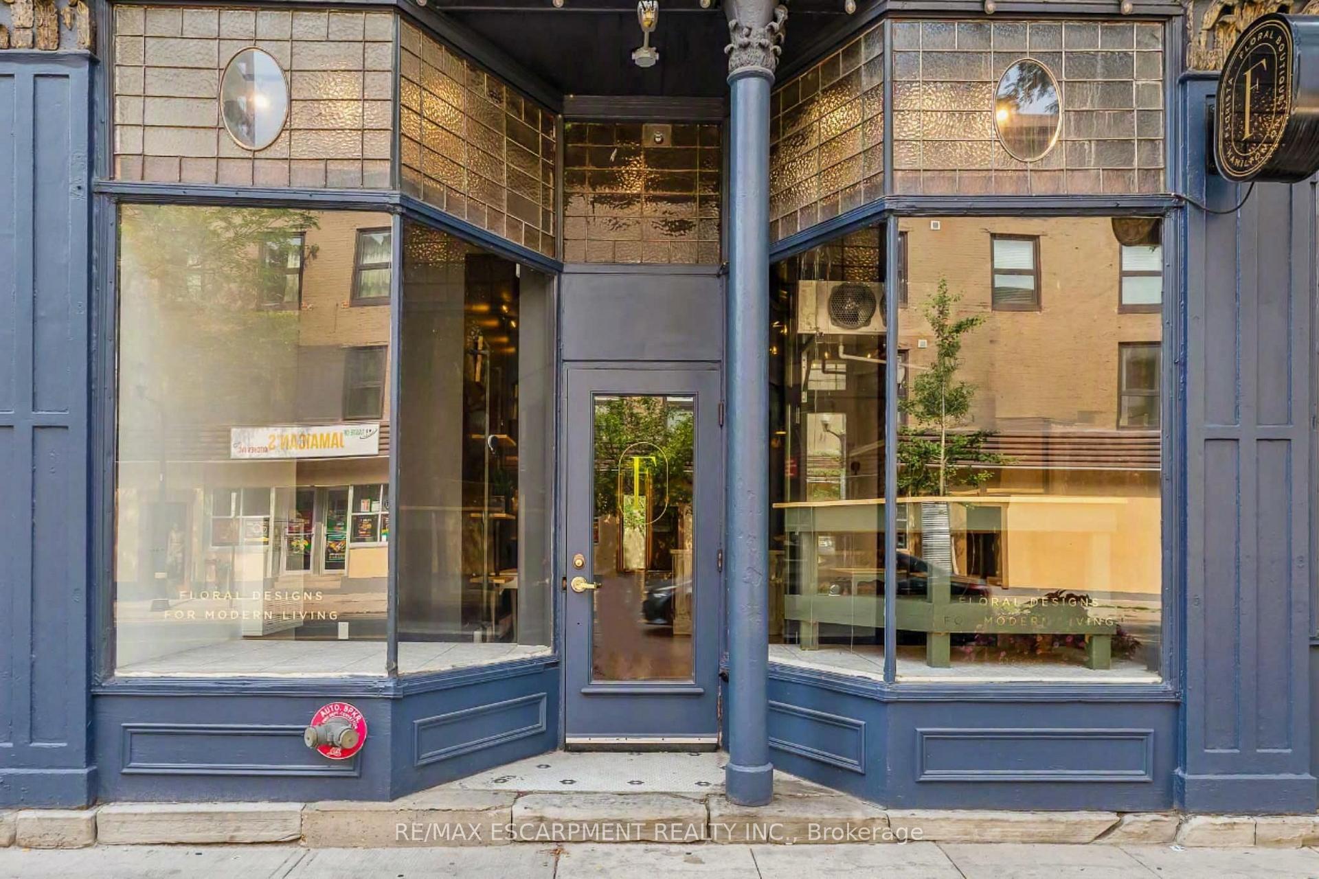 6 JOHN Street N