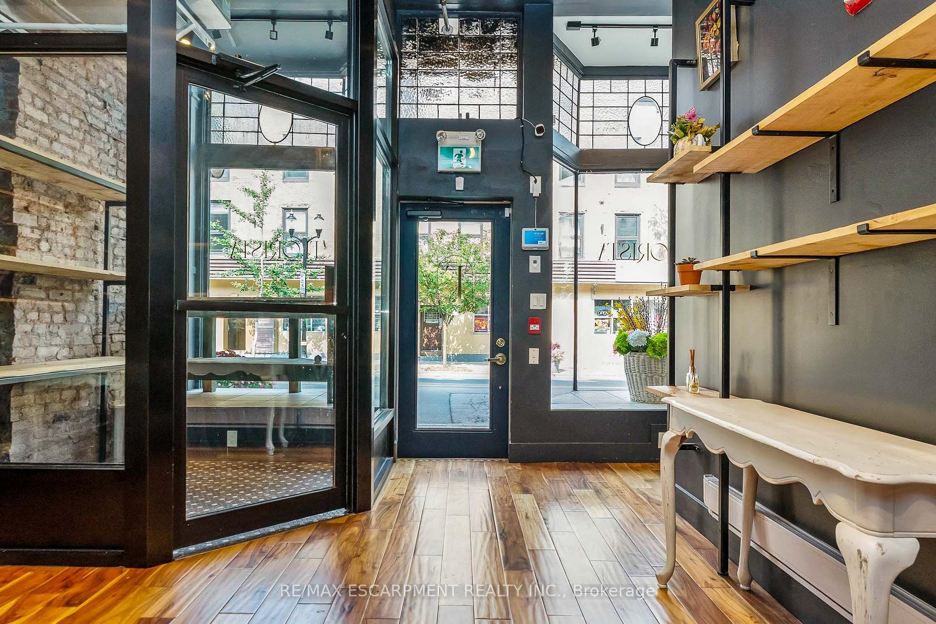 6 JOHN Street N