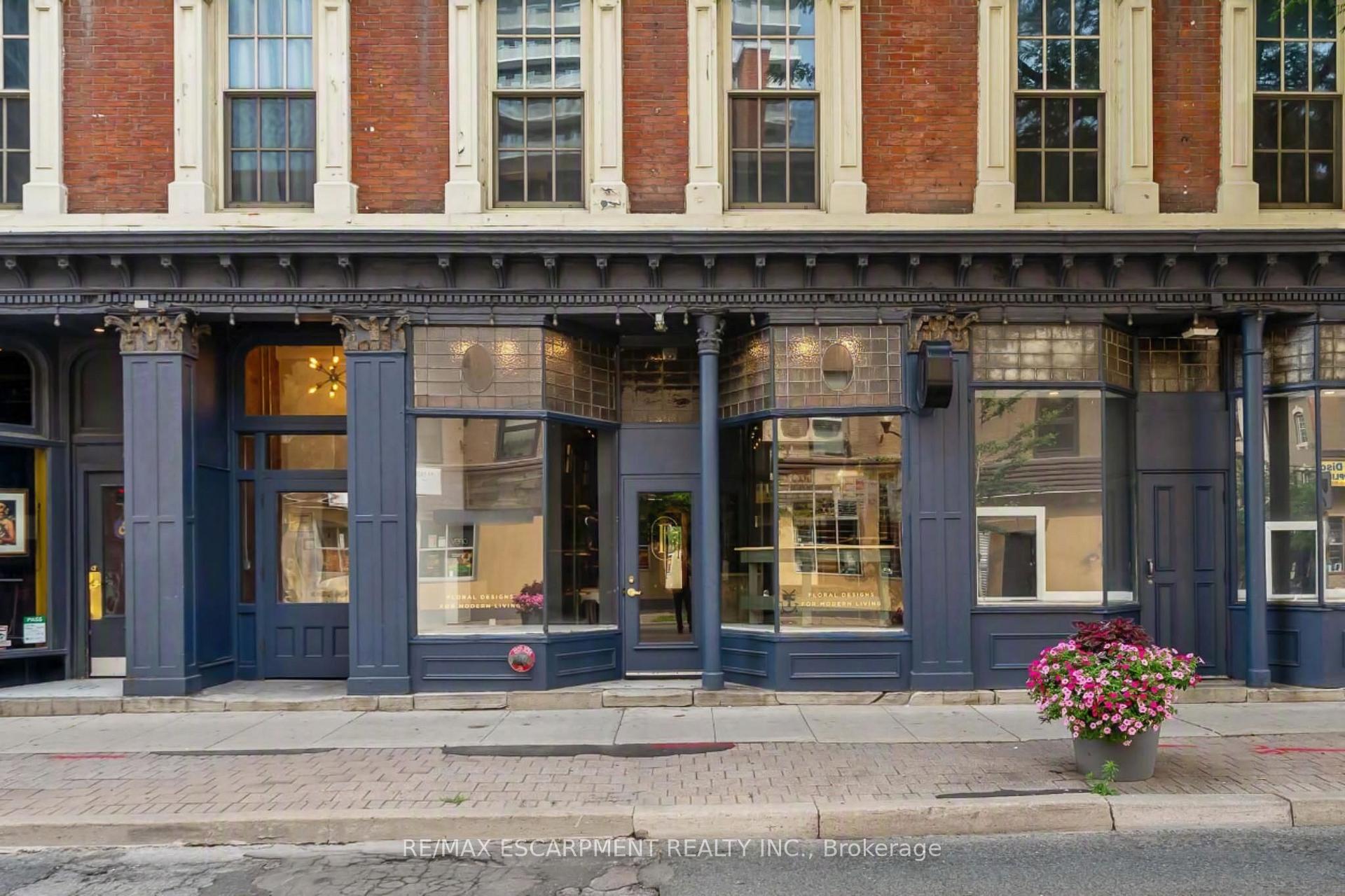 6 JOHN Street N