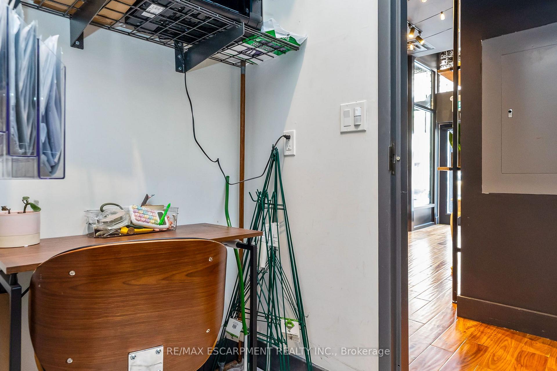6 JOHN Street N