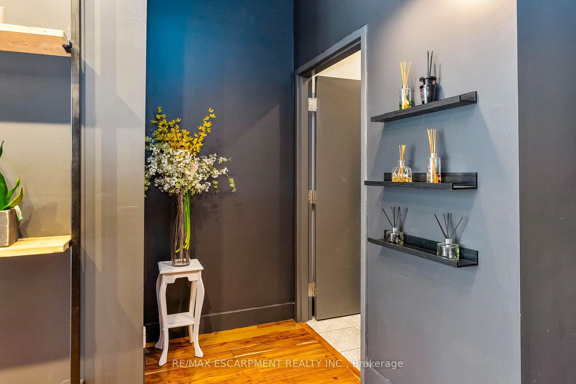 6 JOHN Street N