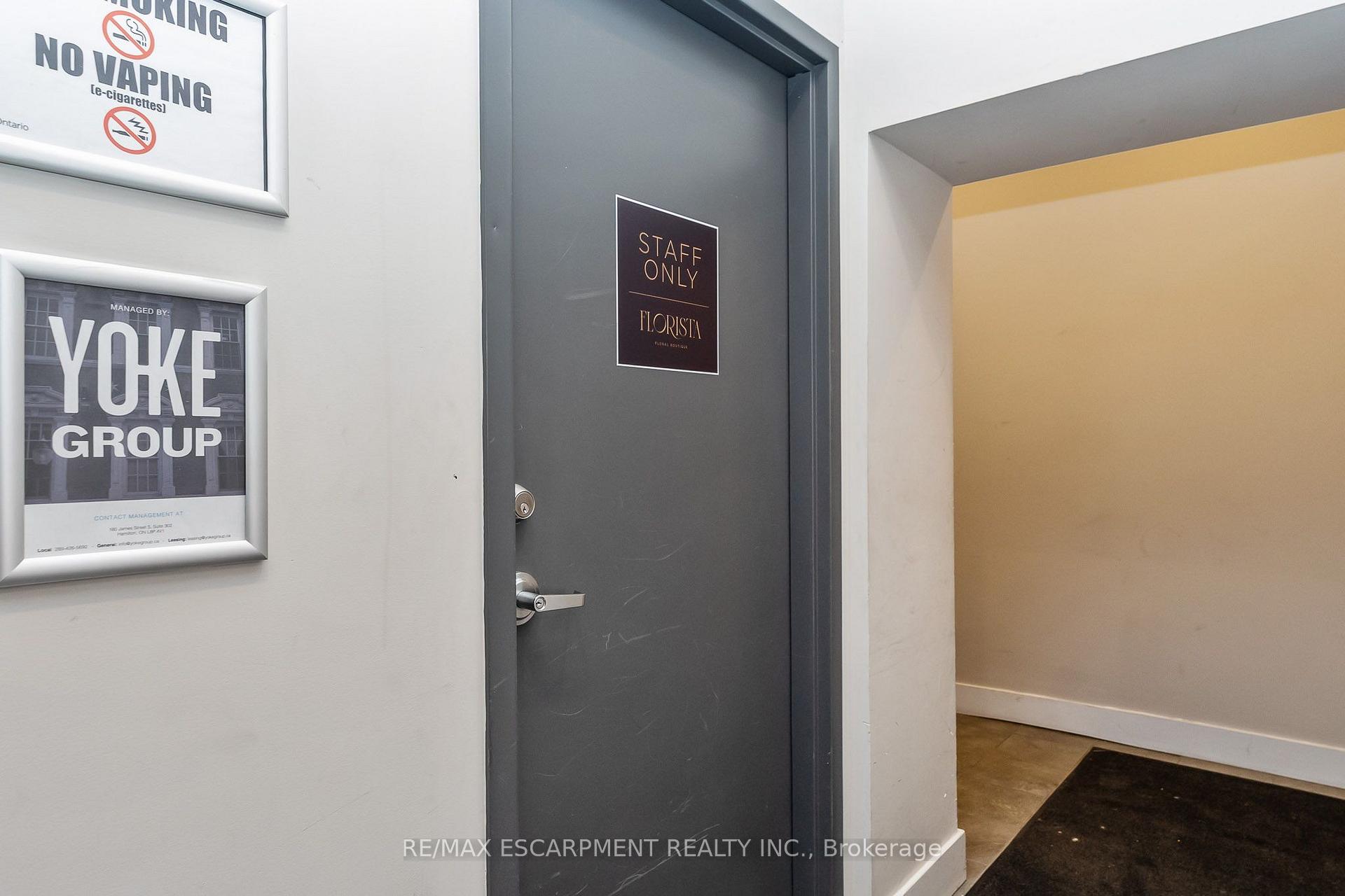 6 JOHN Street N