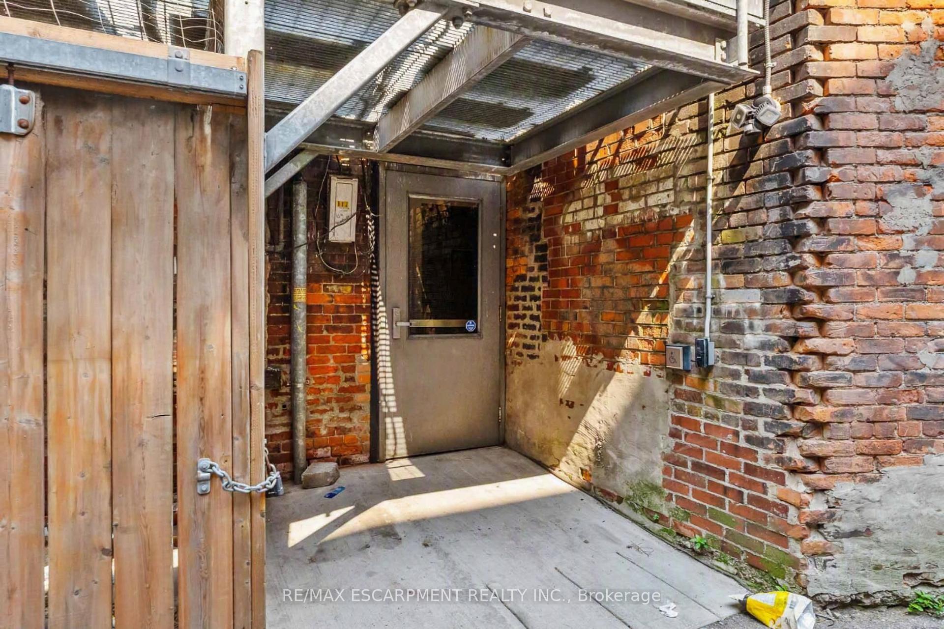 6 JOHN Street N