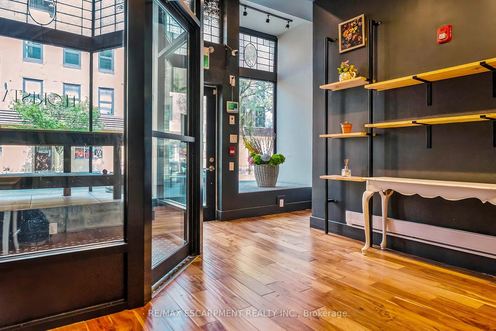 6 JOHN Street N
