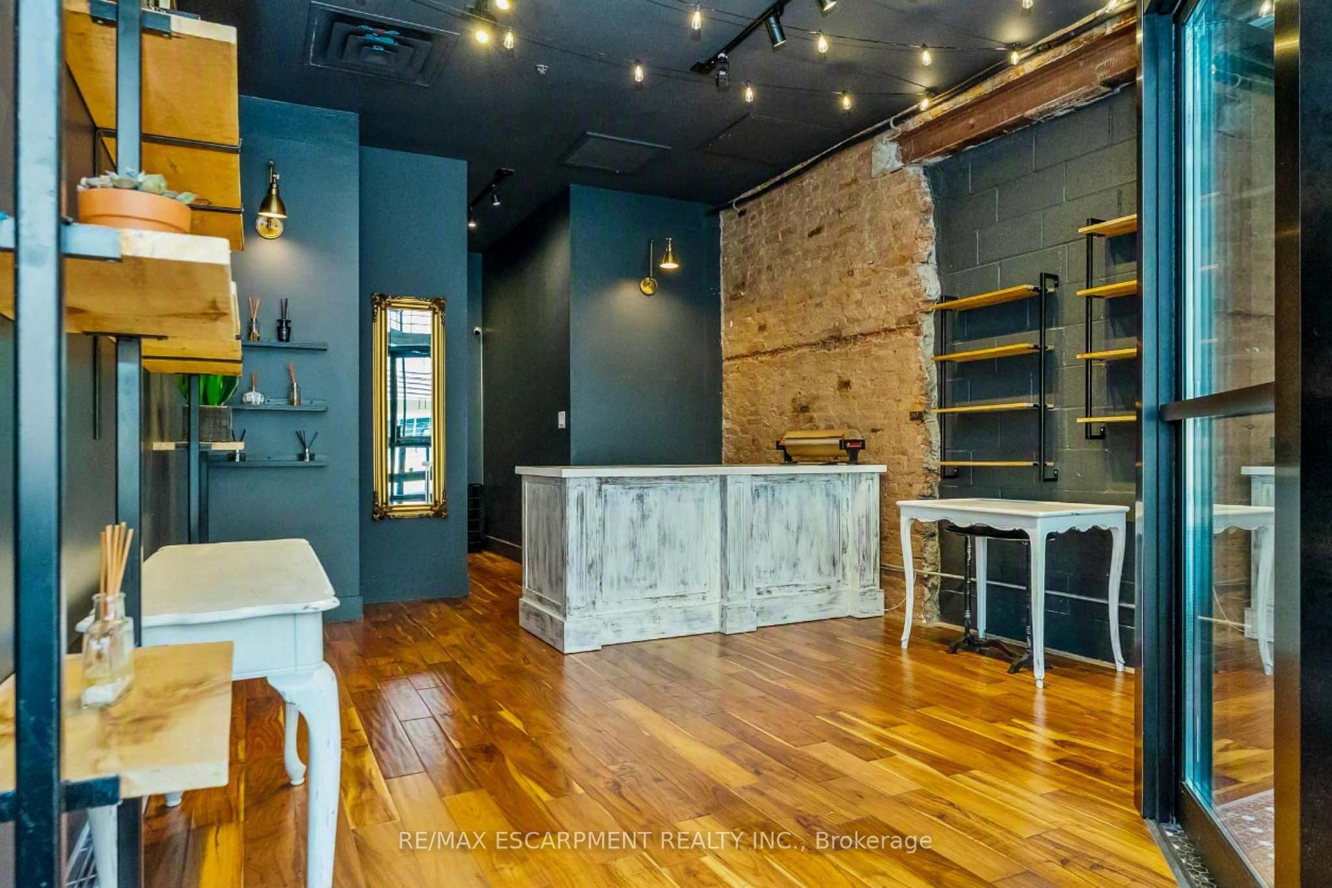 6 JOHN Street N