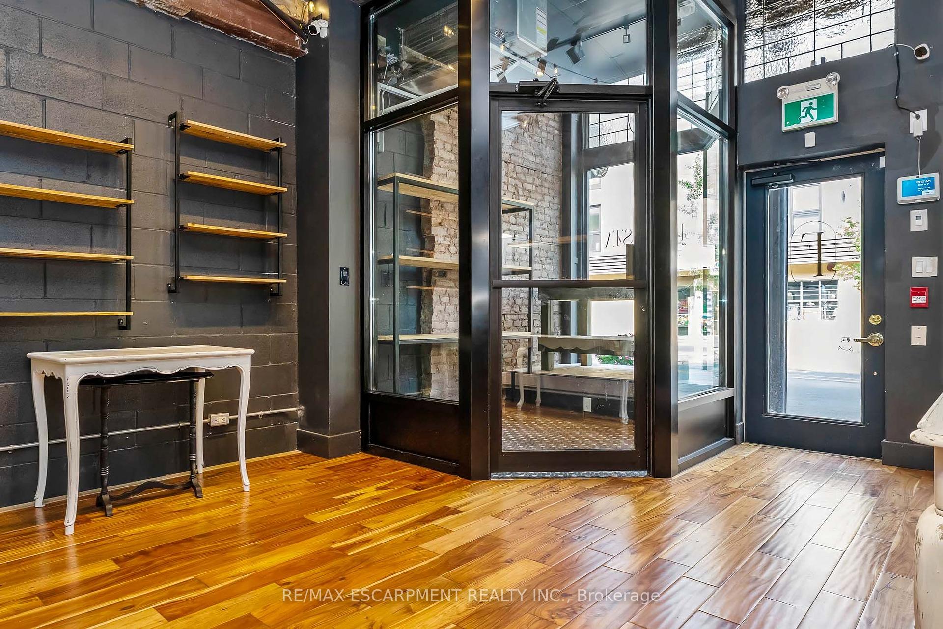 6 JOHN Street N