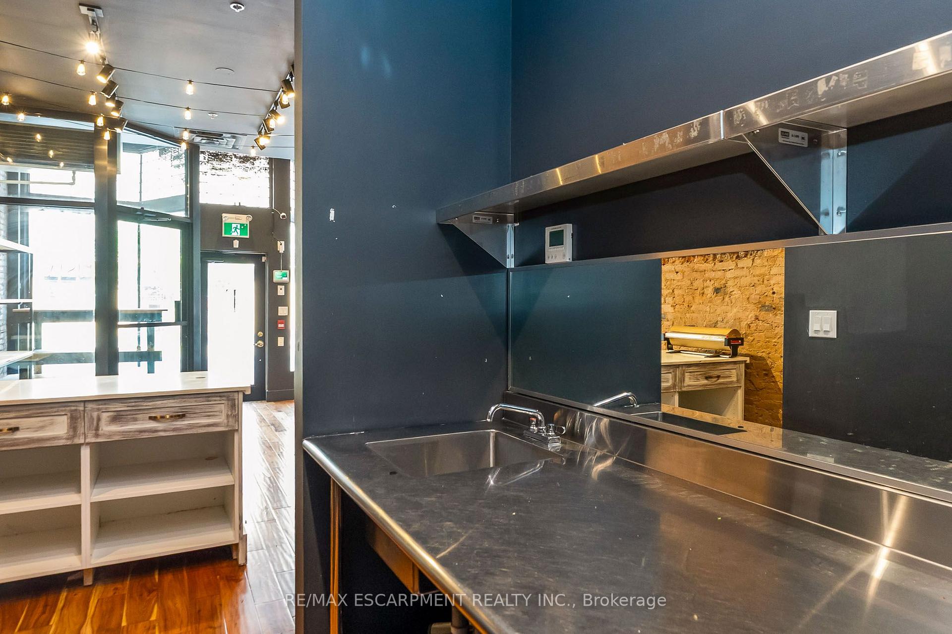 6 JOHN Street N