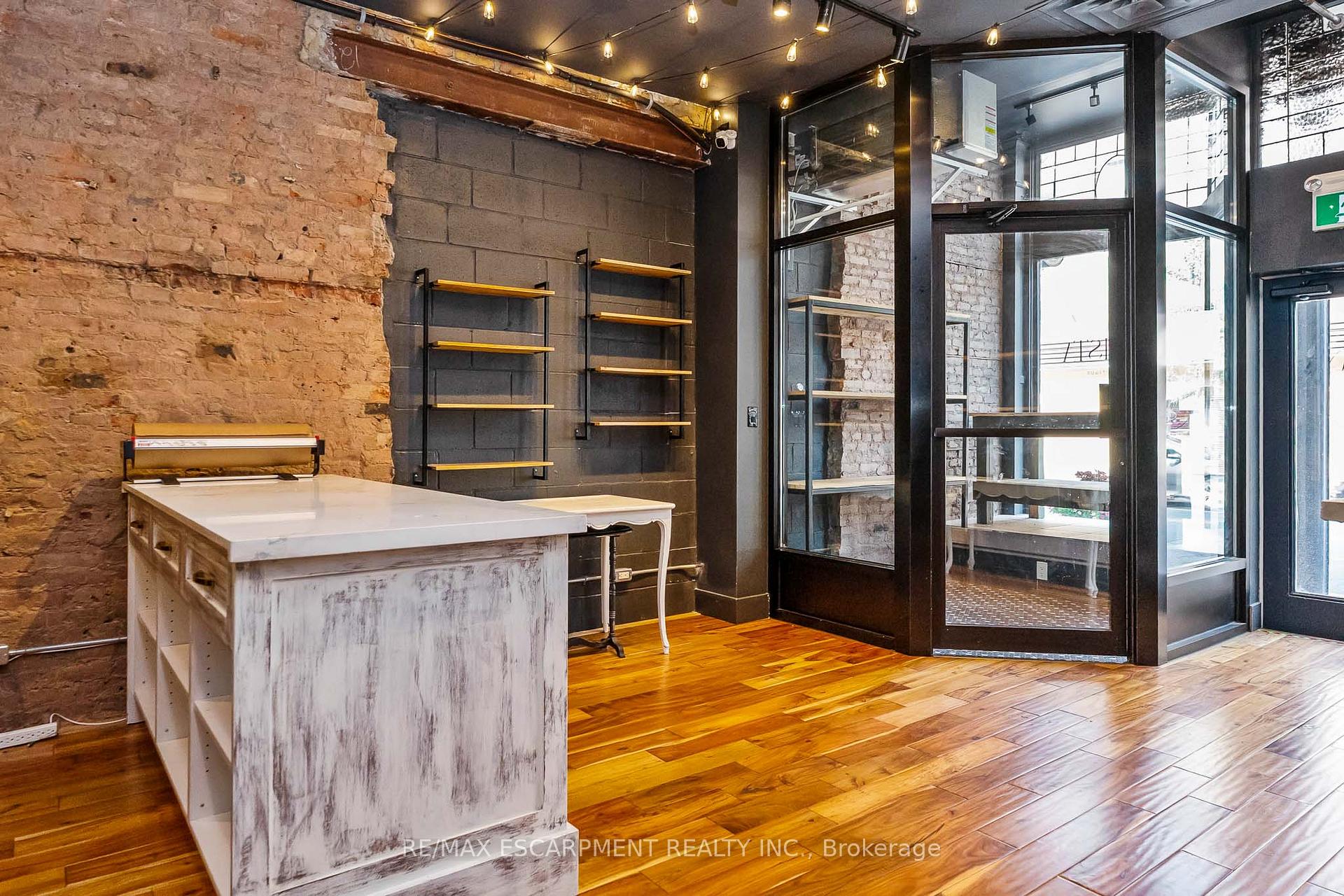 6 JOHN Street N