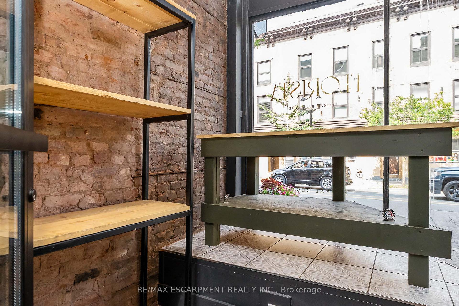 6 JOHN Street N