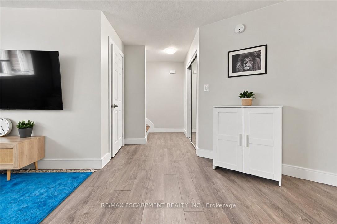 26 Renfrew Street E