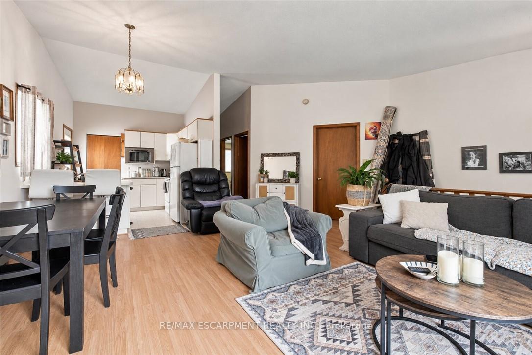 26 Renfrew Street E