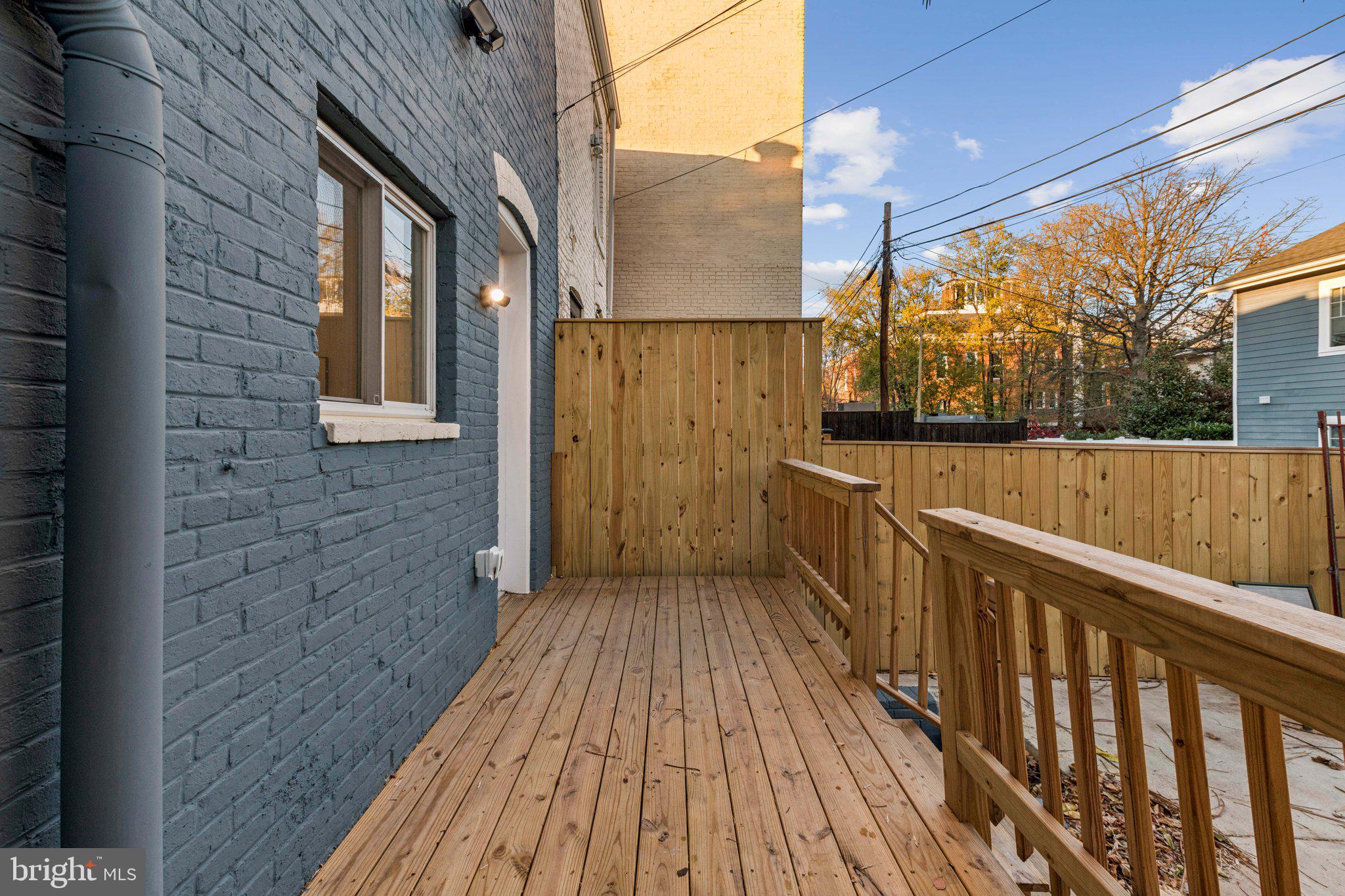 627 ELLIOTT STREET NE