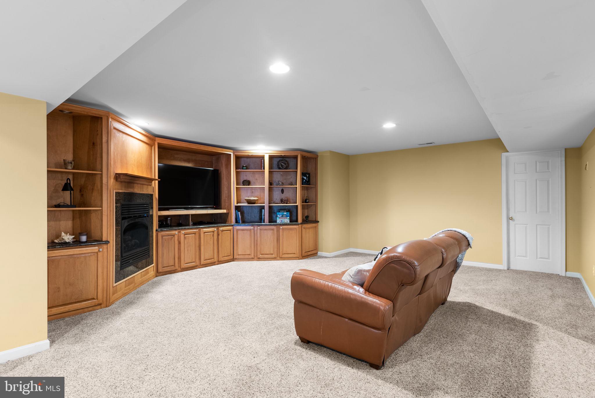 4908 Ellis Ln