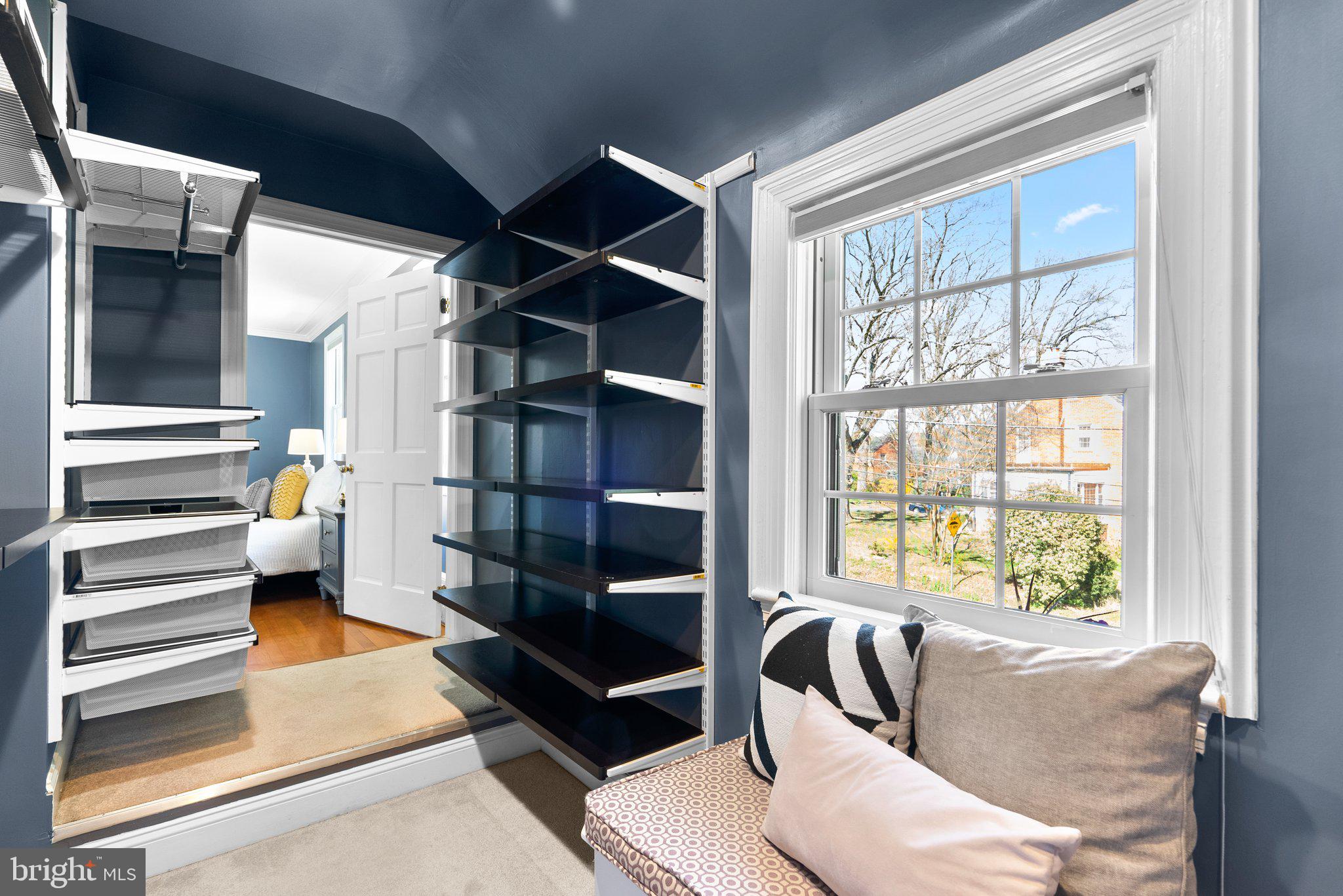 304 Greenwich Ln