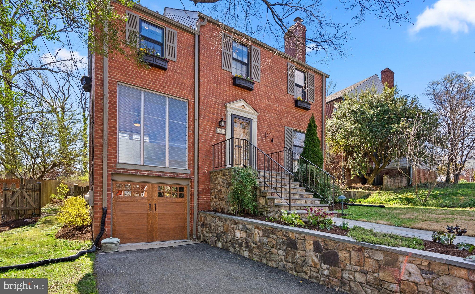 304 Greenwich Ln