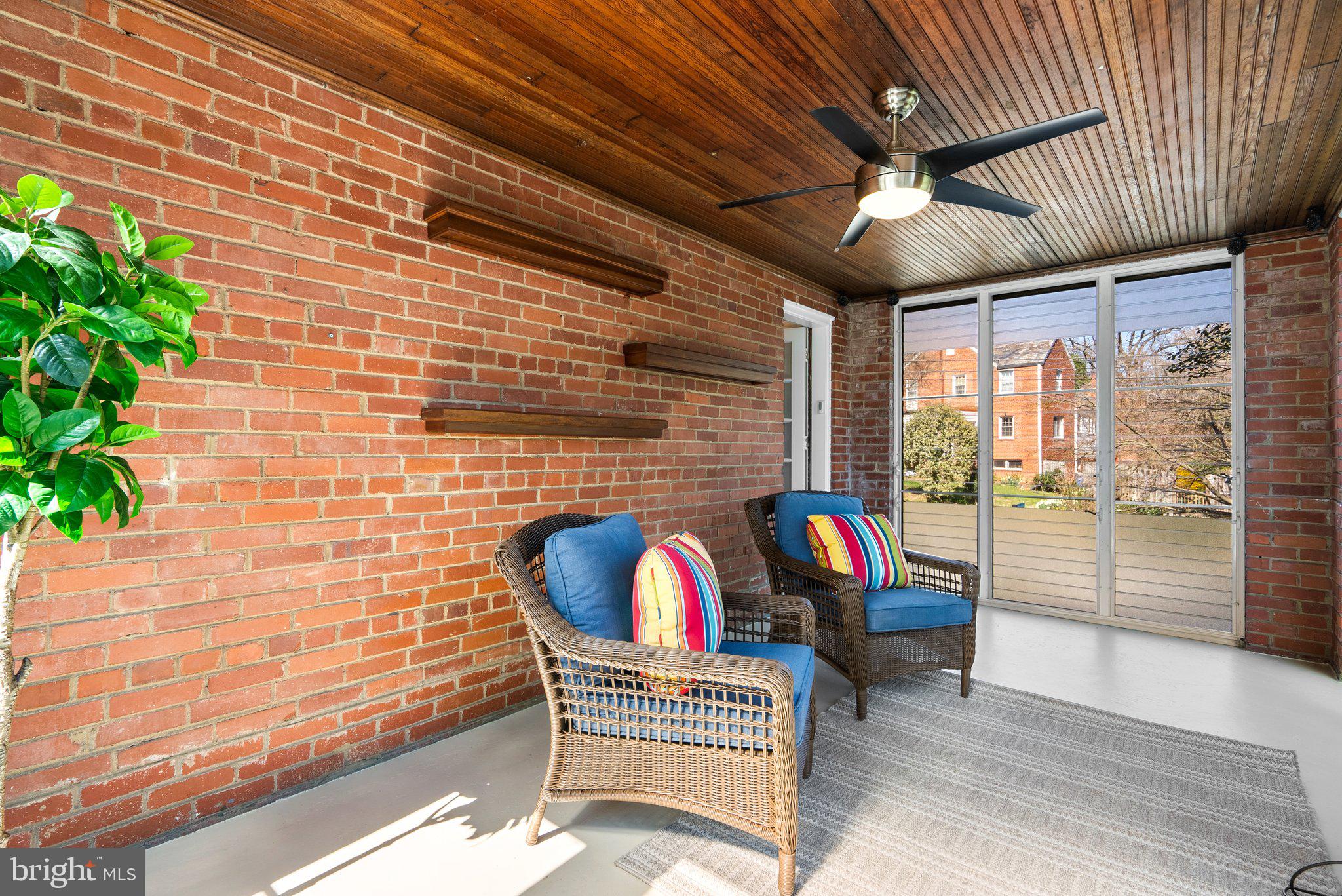 304 Greenwich Ln