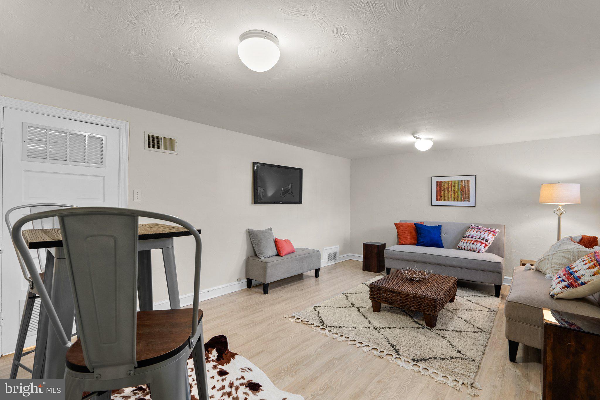 304 Greenwich Ln