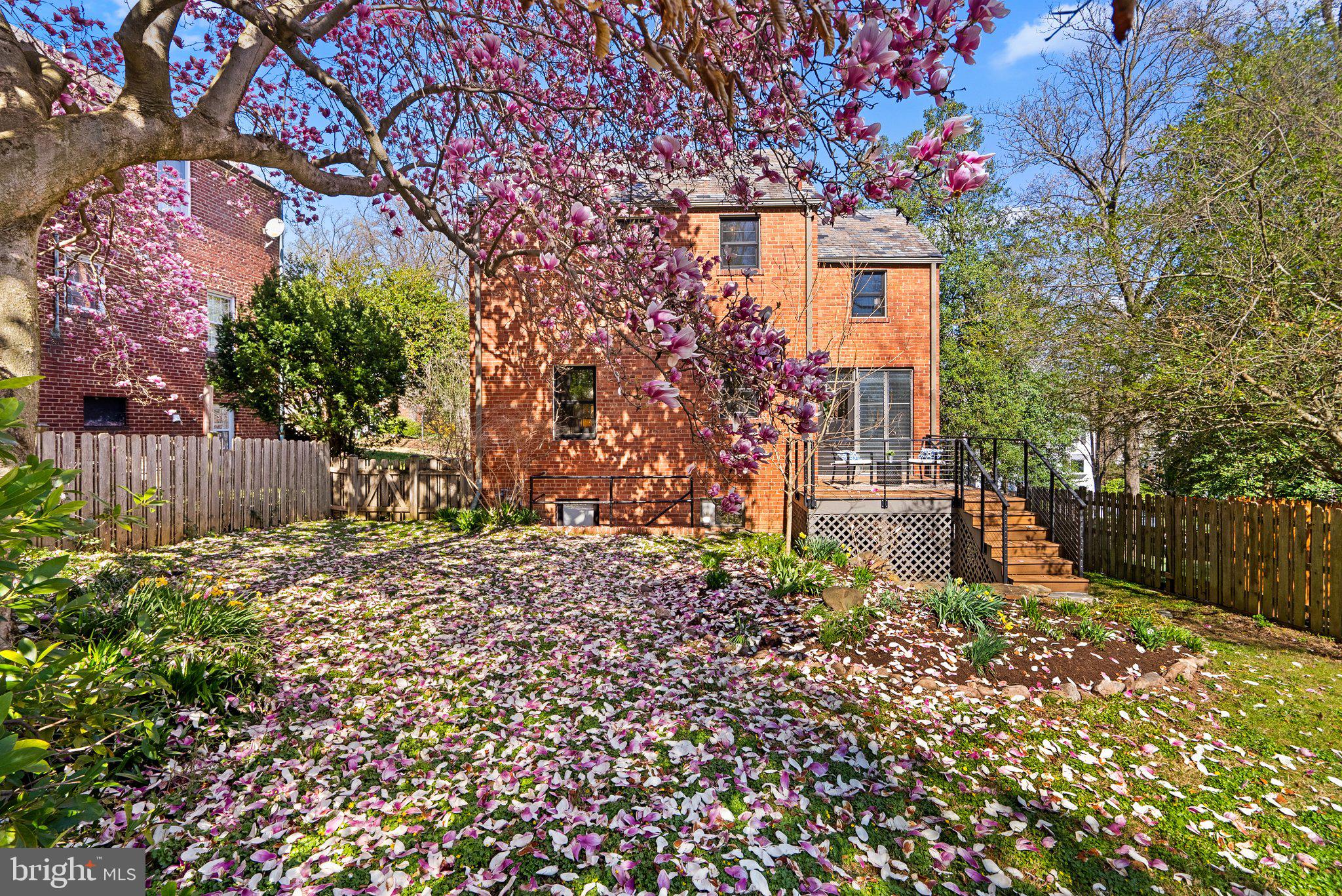 304 Greenwich Ln