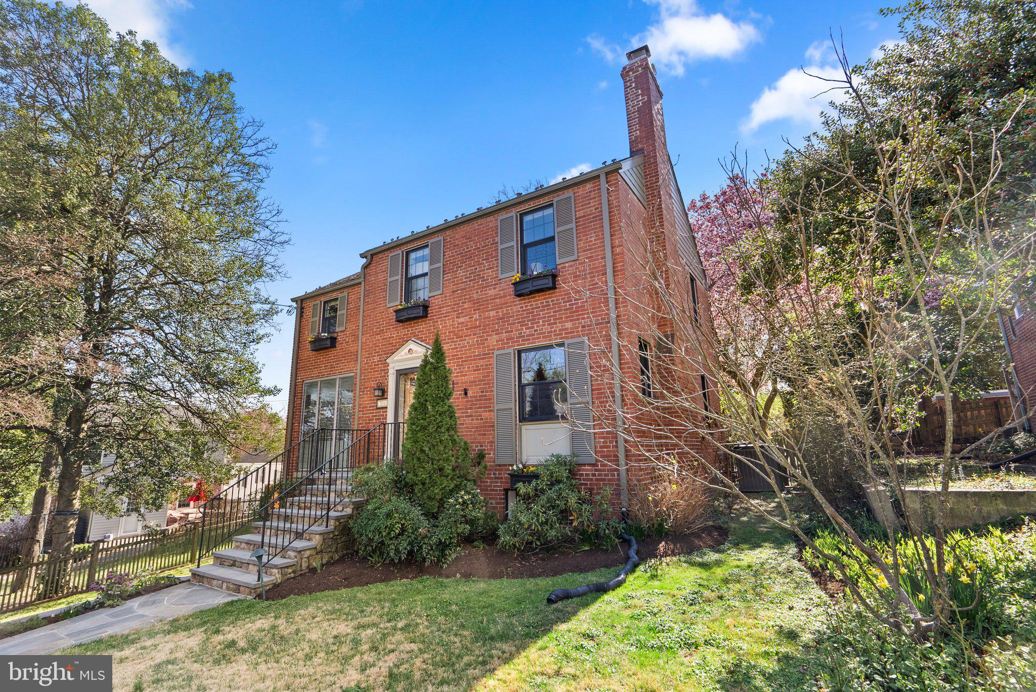 304 Greenwich Ln