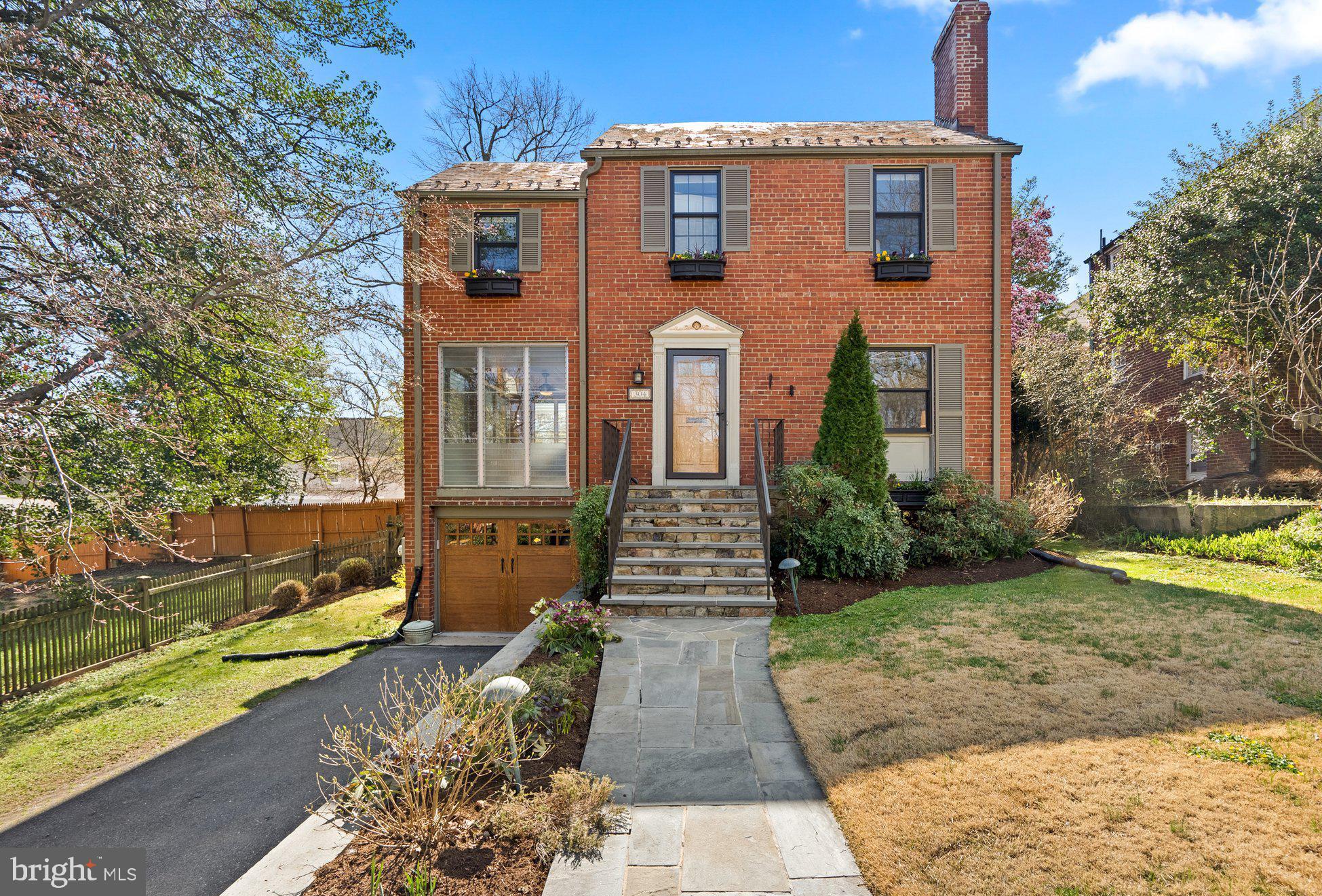 304 Greenwich Ln