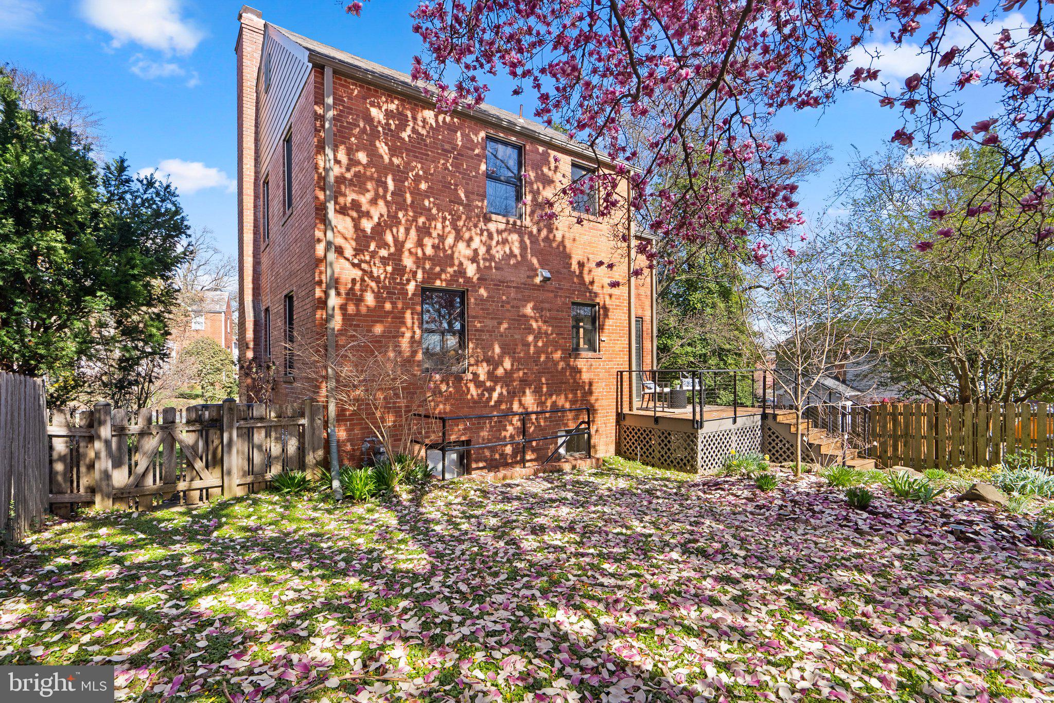 304 Greenwich Ln