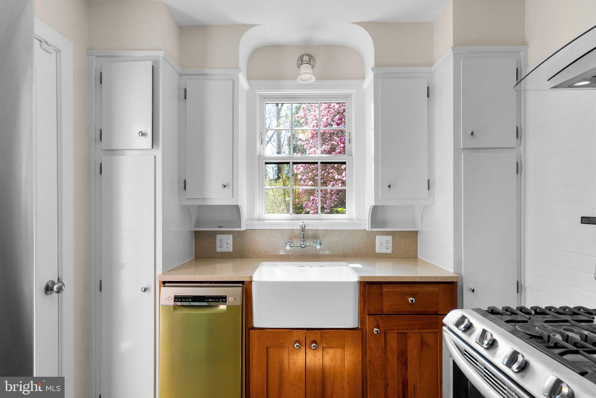 304 Greenwich Ln