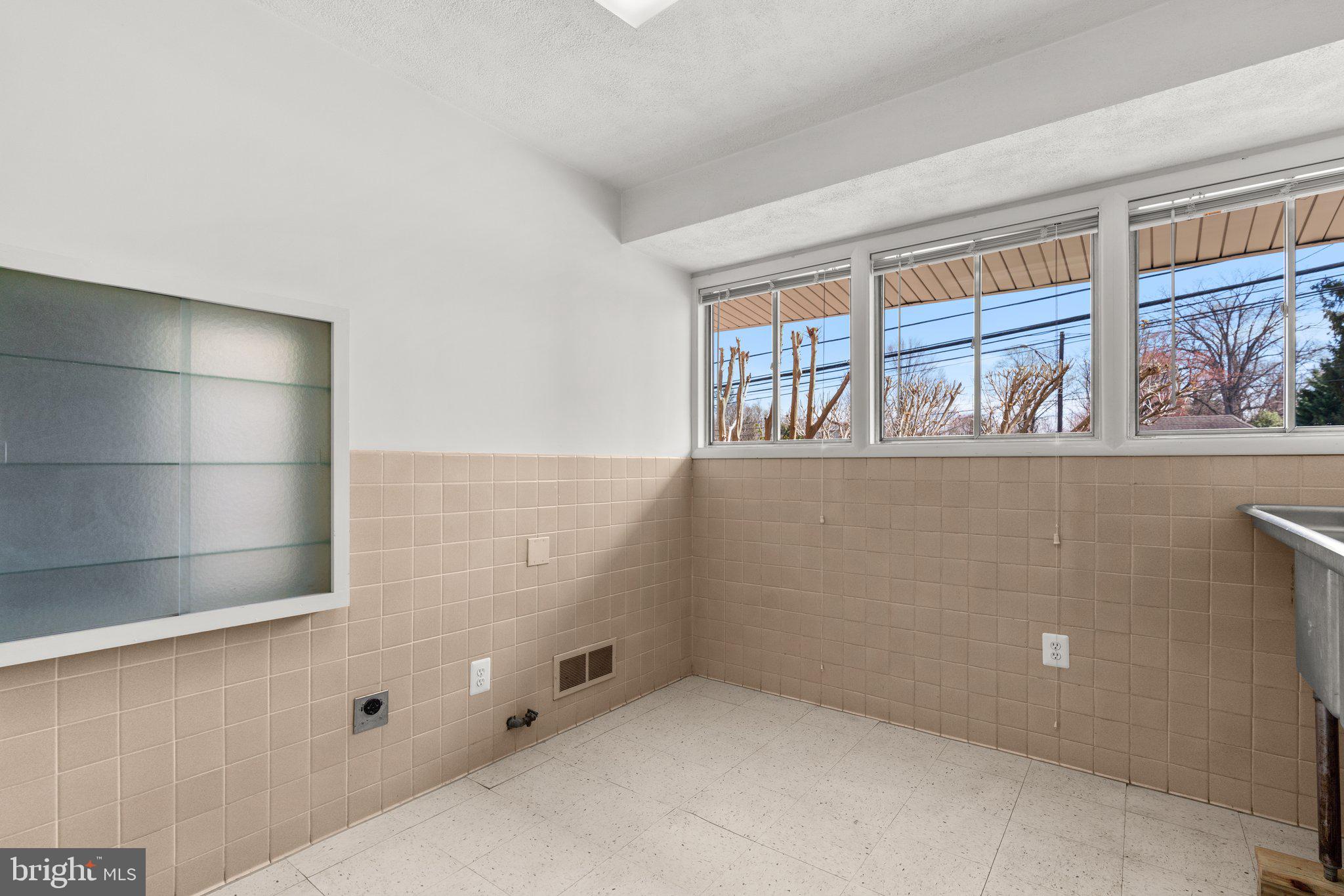 9208 Colesville Rd