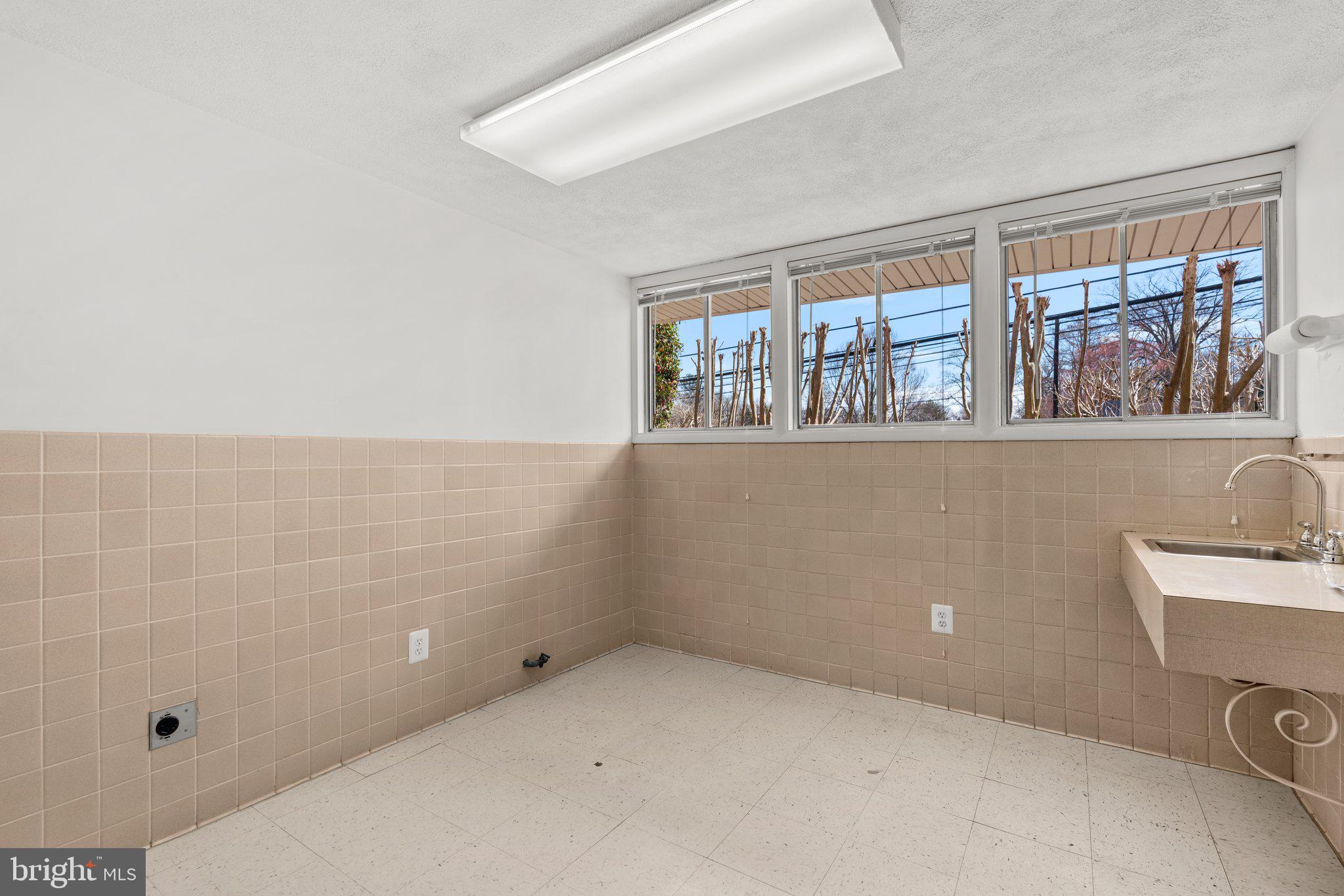 9208 Colesville Rd