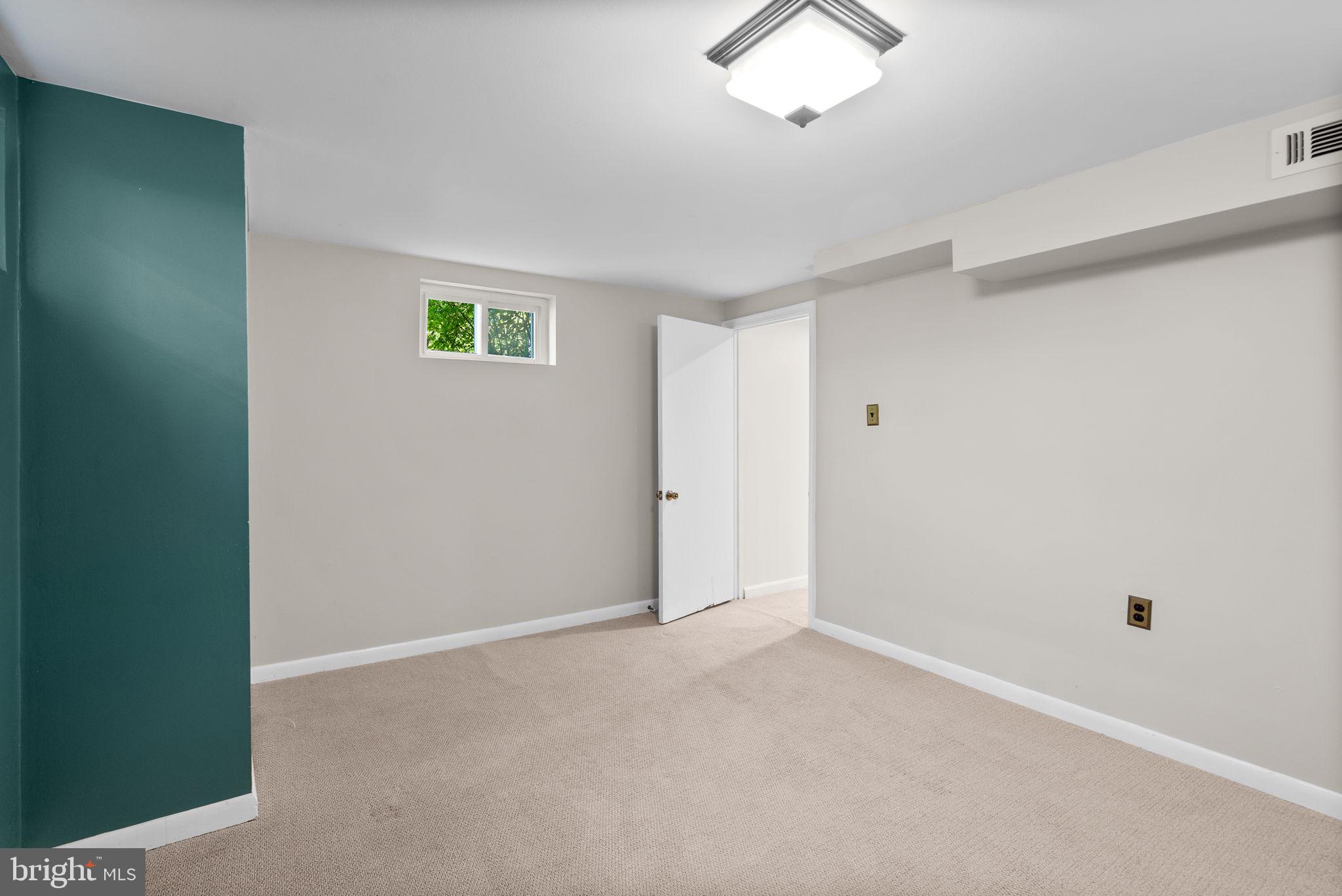 10016 Greenock Rd