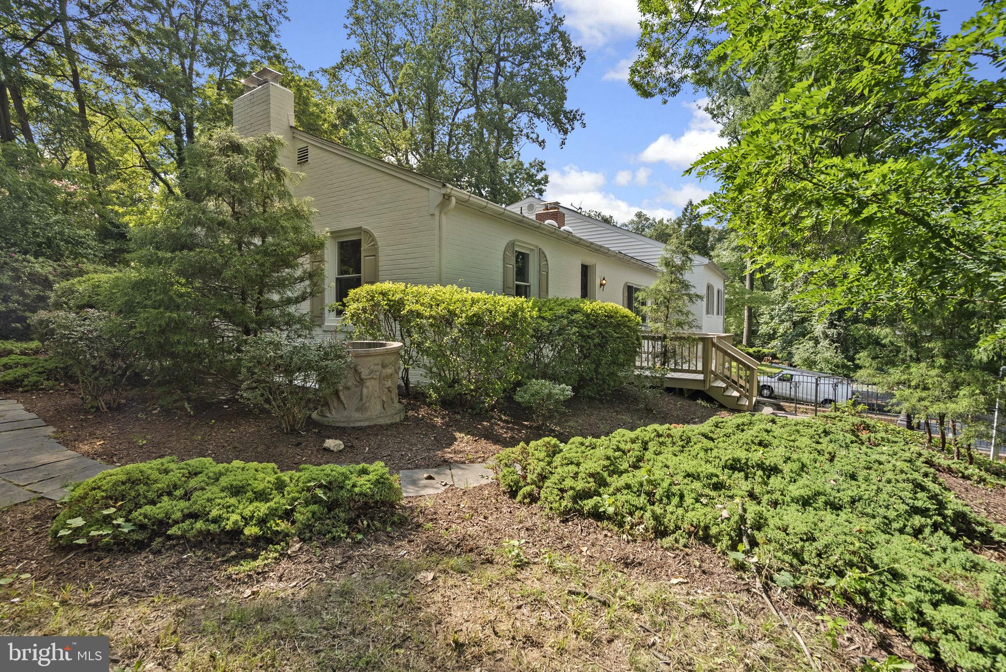 2816 Linden Ln