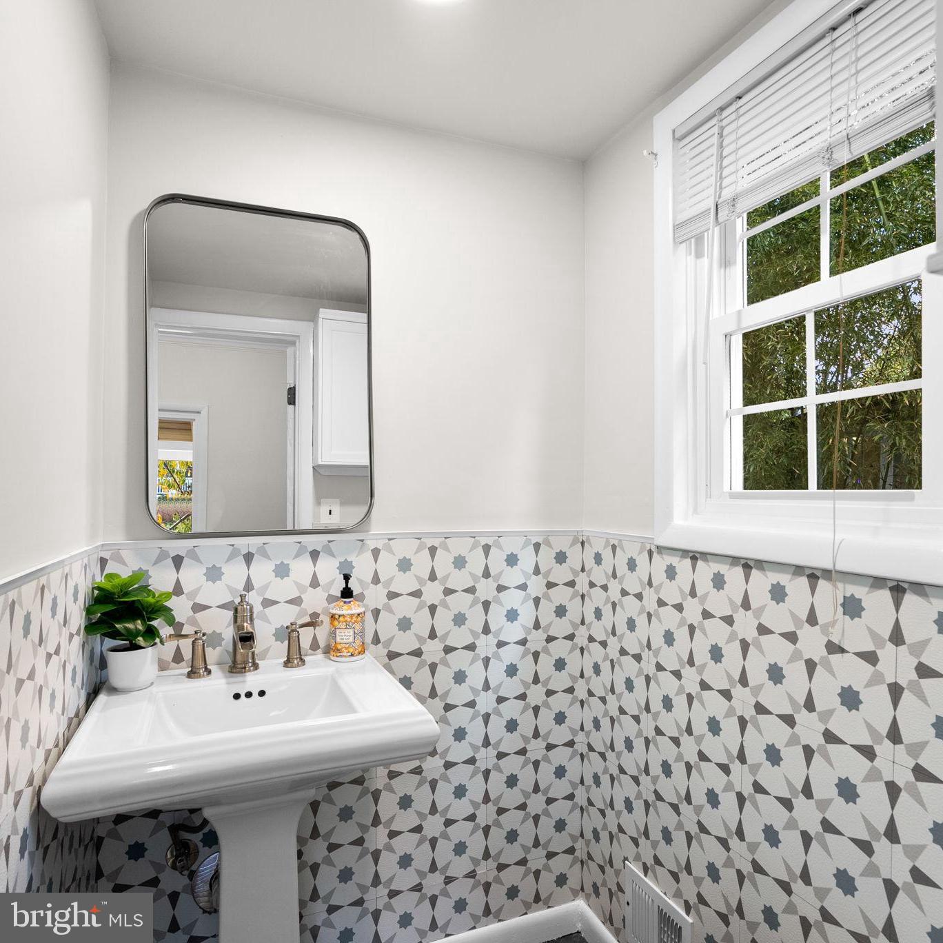 725 SILVER SPRING AVENUE