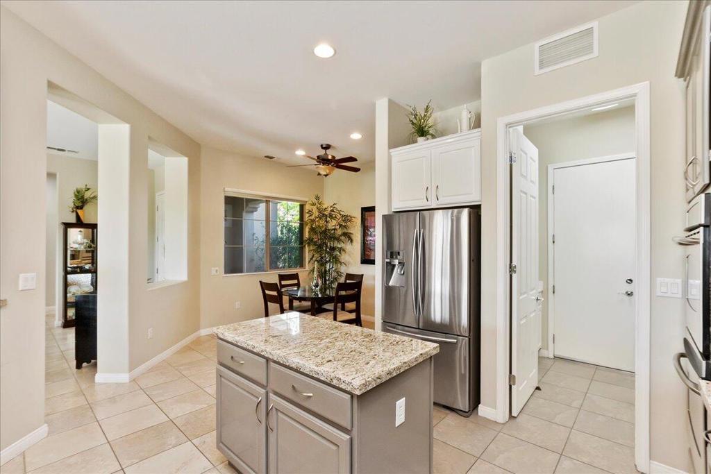 81091 Avenida Tres Lagunas