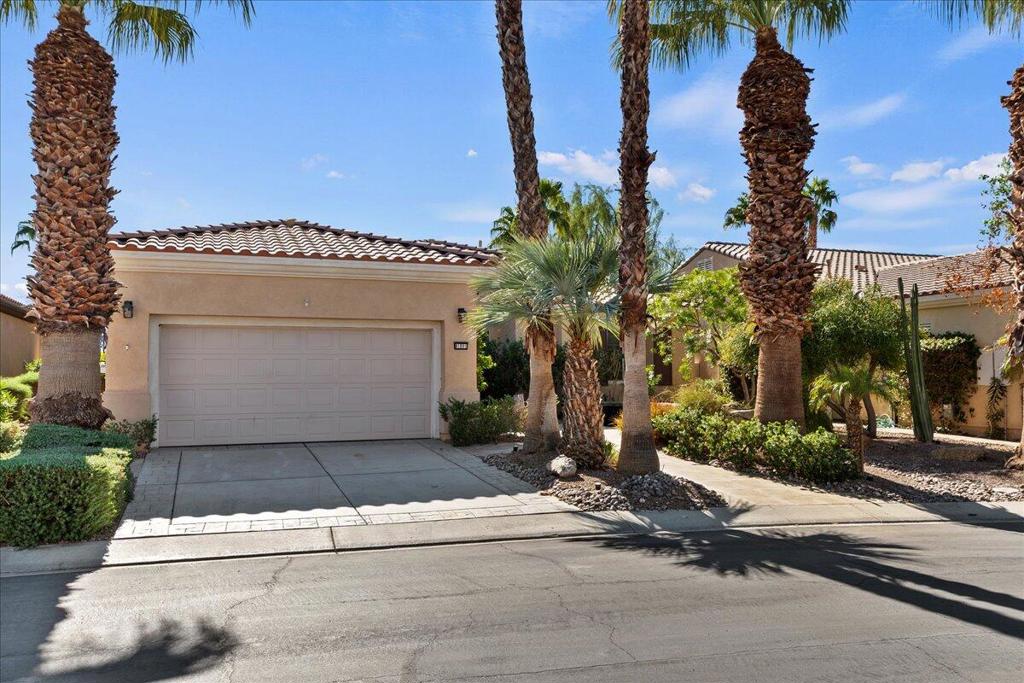 81091 Avenida Tres Lagunas