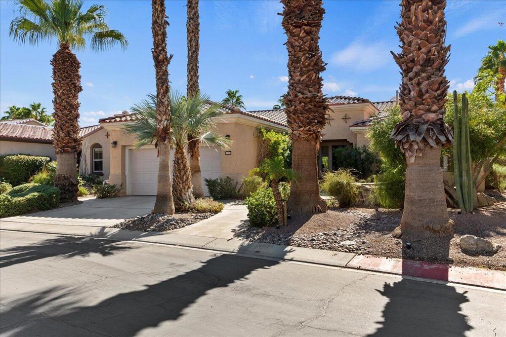 81091 Avenida Tres Lagunas