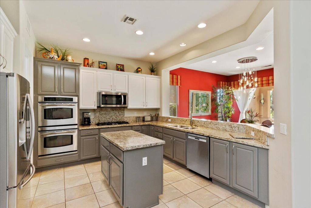 81091 Avenida Tres Lagunas