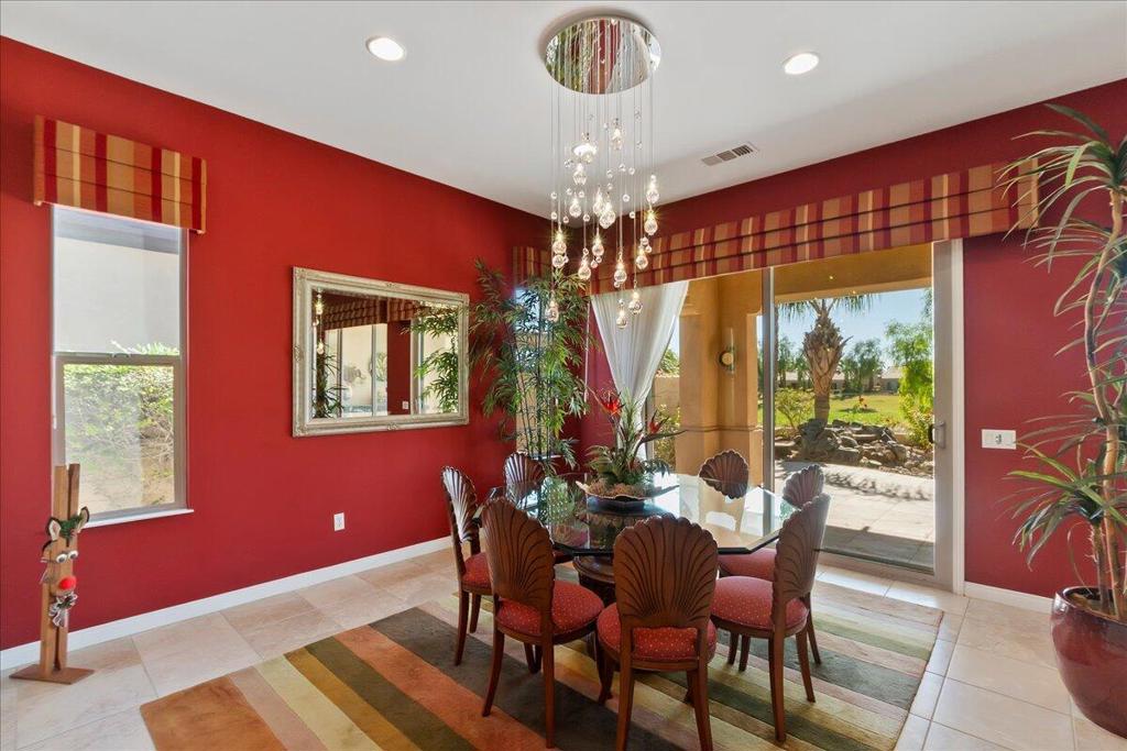 81091 Avenida Tres Lagunas